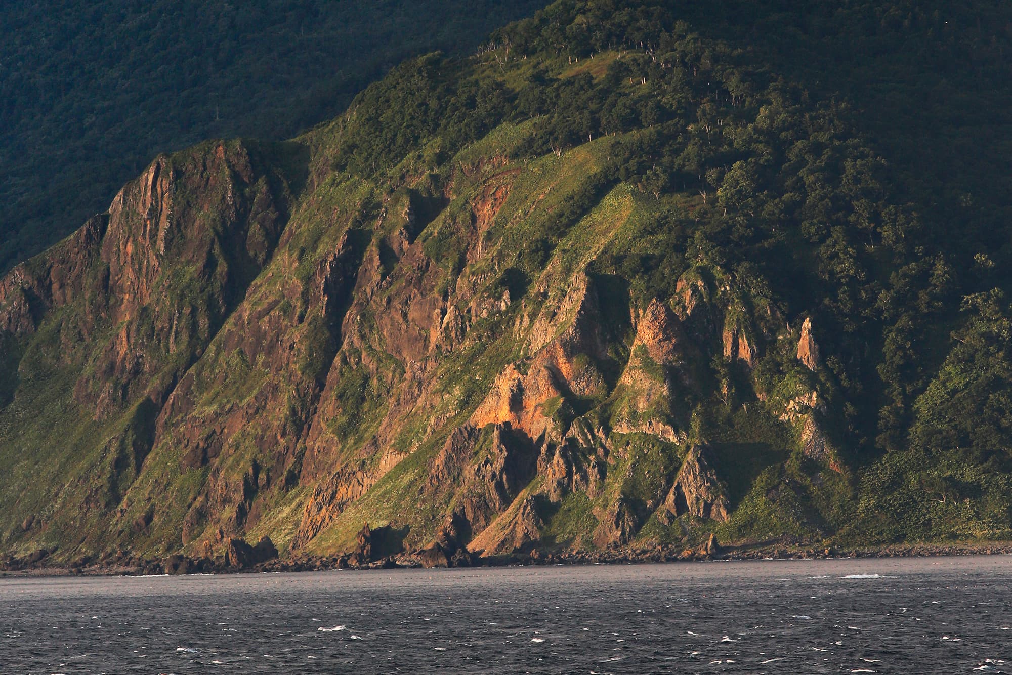 荒波に削られた断崖が多い知床岬