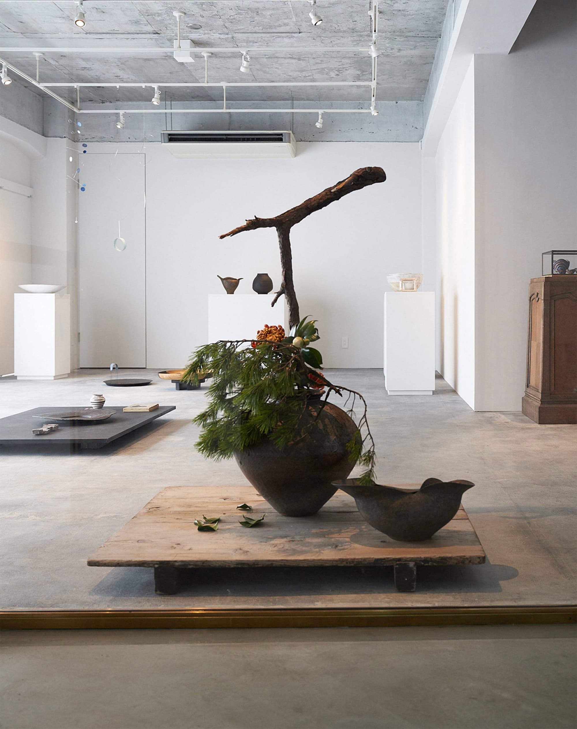 陶作品を中心に展示されるギャラリーと常設作品のショップスペースからなる「水犀」