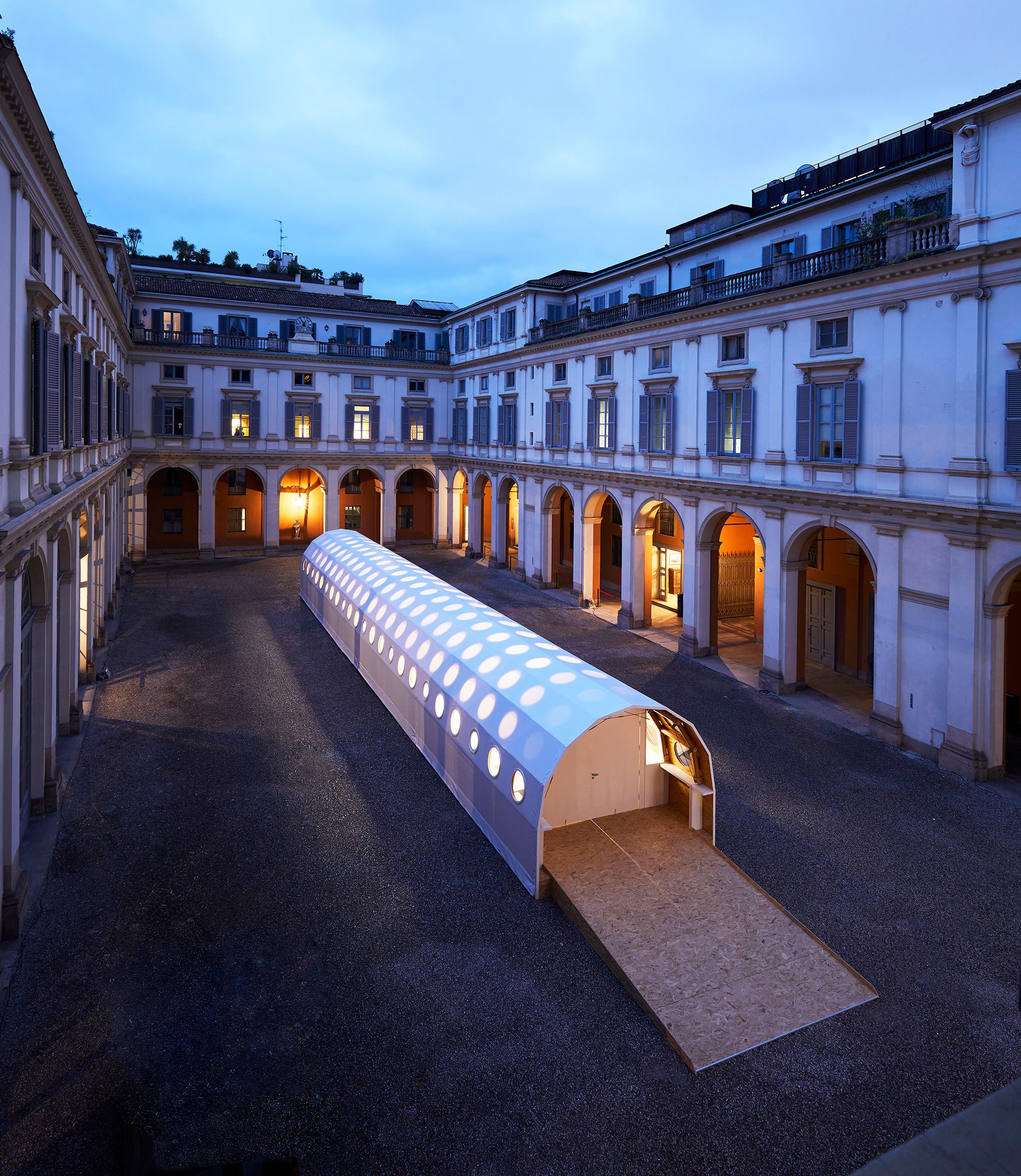 Louis Vuitton　パラッツォ・セルベローニの中庭では坂 茂 の「Paper Temporary Structure 」（紙の仮設構造物）が展示された。©︎ Stephane Muratet