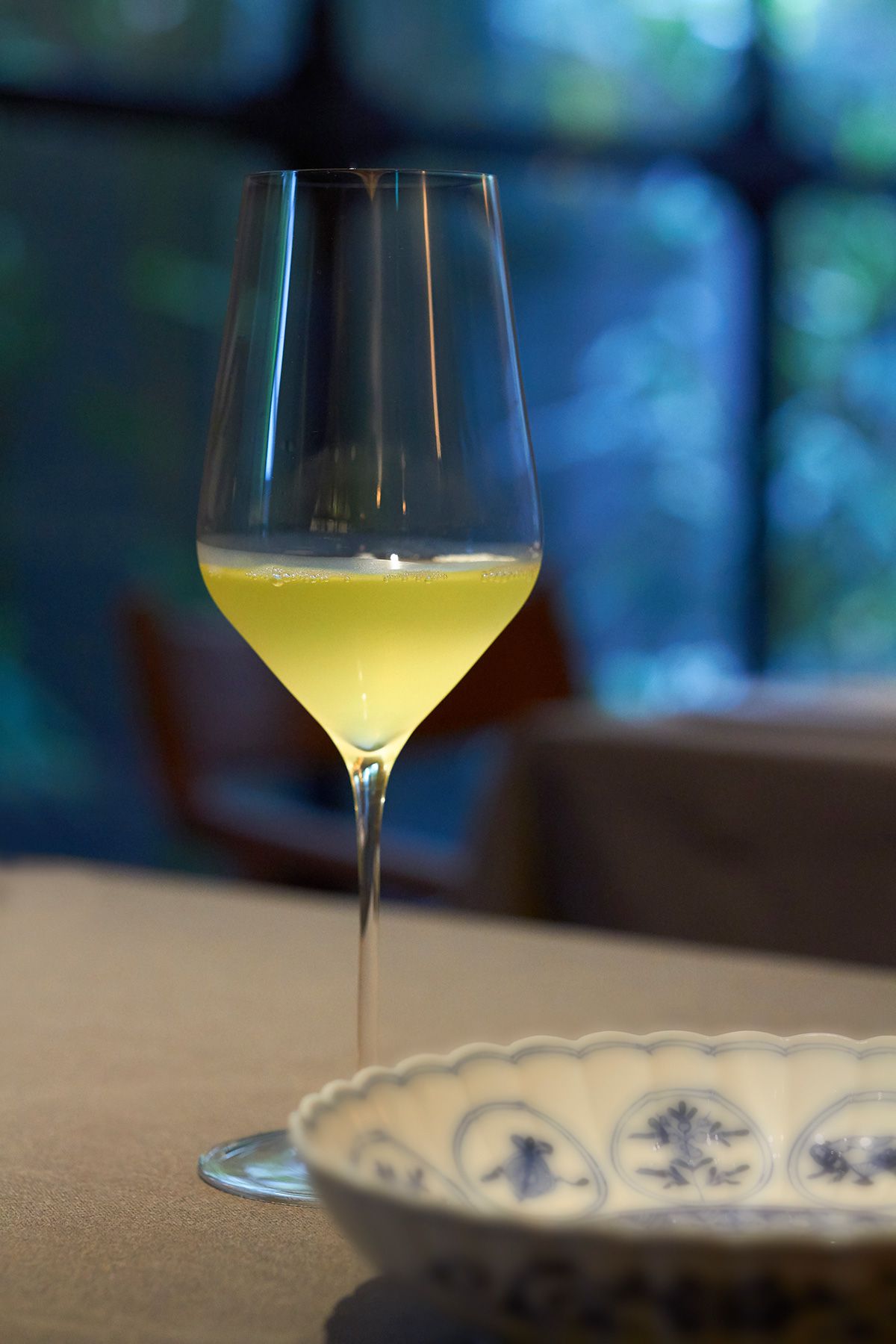 冷茶はワイングラスで出される。グラスの形のおかげで香りがよくわかる。この日の冷茶は京都の玉露だった。