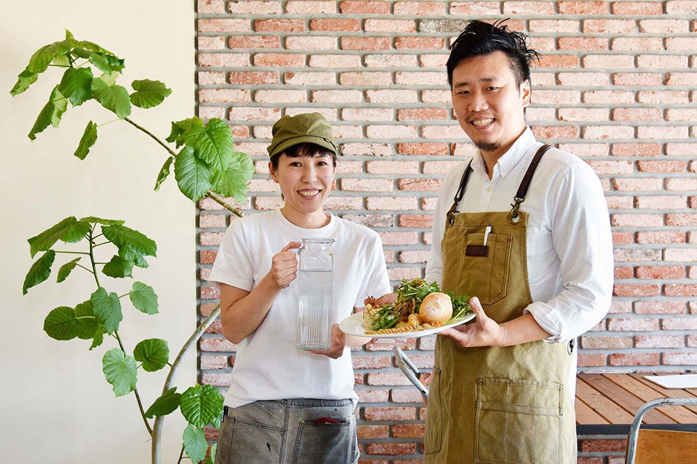 UCHINKUの西本夫妻。小豆島出身の妻・理香が焼く自家製パンも美味。