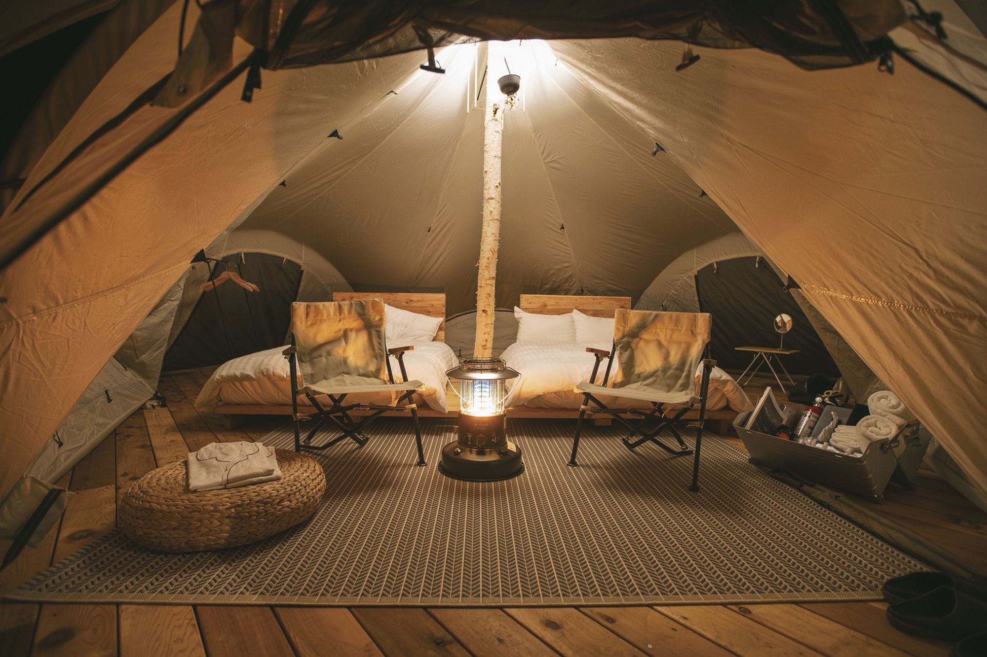 ダブルサイズベッド２台が設置された特別仕様のテント内。ランプの灯りが優しく照らす。