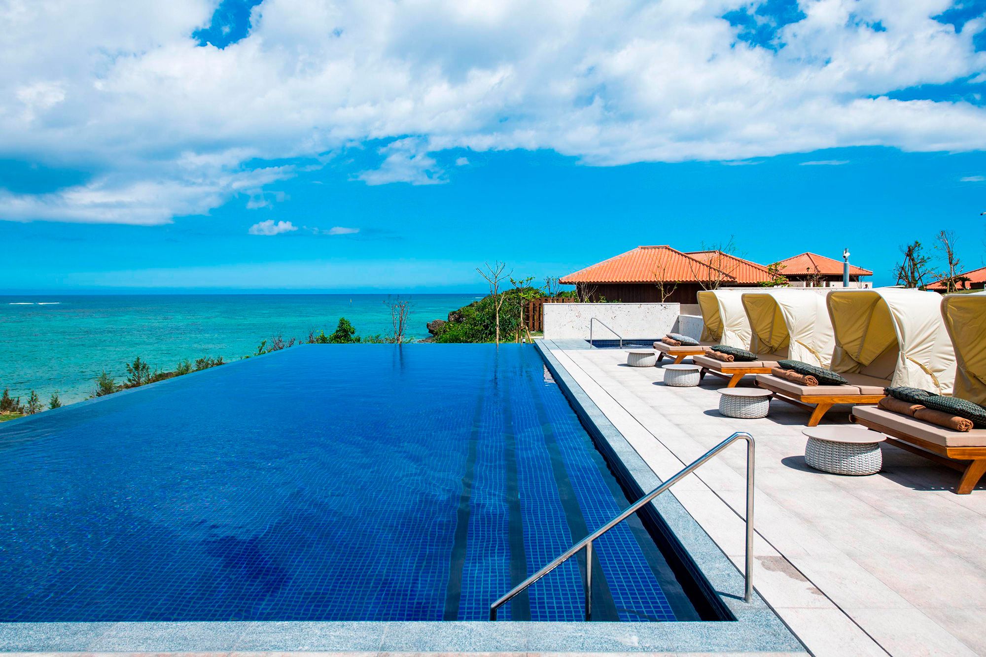 The magnificent scenery of the blending sky and ocean from the Ginoza Swimming Pool