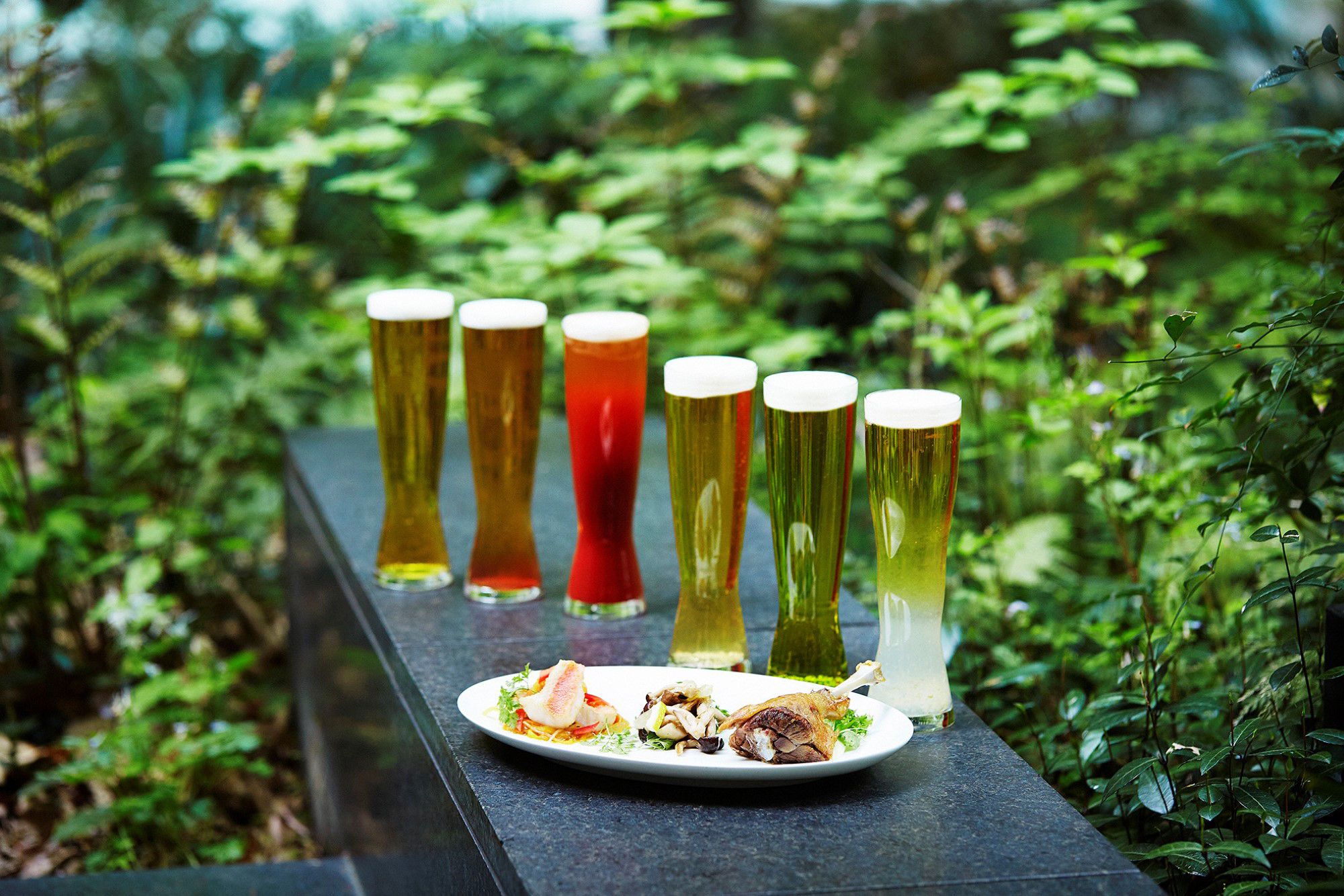 都会の中の緑に癒される空間で、クラフトビール６種類やビアカクテルを堪能する。