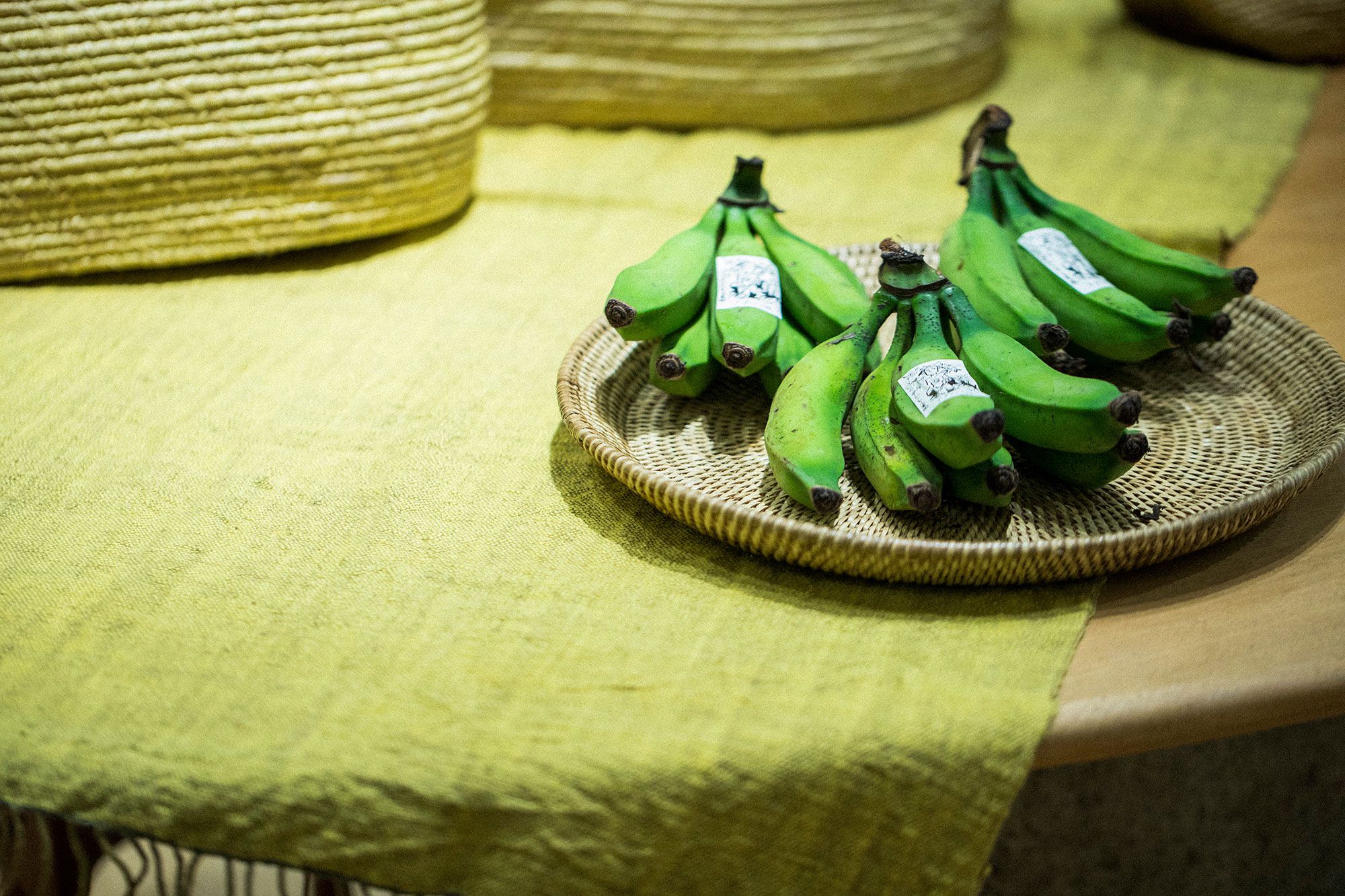 移り住んだ石垣島に、ヨーガン　レール農園も作った。時折、無農薬で育てられた農作物がババグーリ清澄本店に届く。この日は島バナナ。