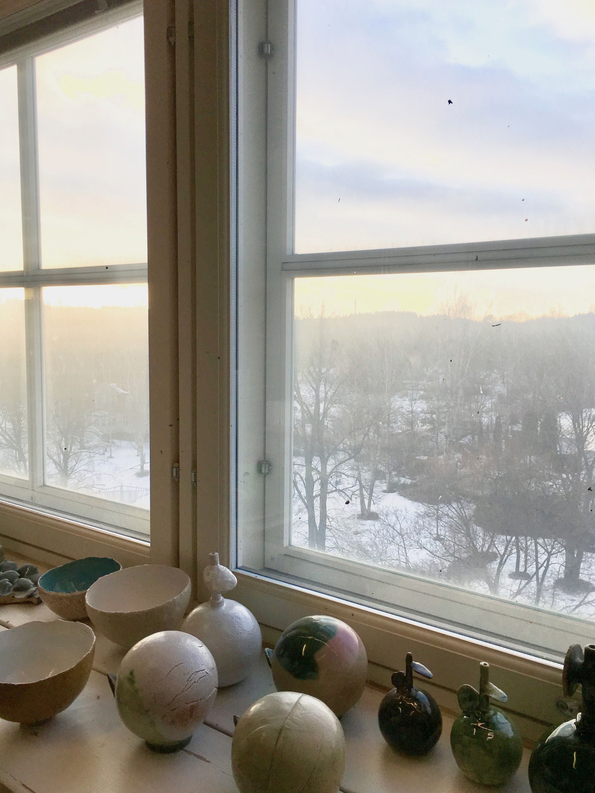今年２月、ヘルシンキ、アラビアの一角にある石本藤雄のアトリエで。雲間から差し込んだ光を眺めつつ、この窓から石本さんが眺める四季の風景を想像した。