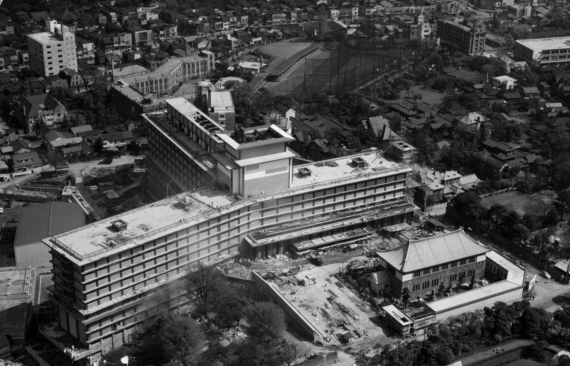 １年半の工期を経て完成したホテルオークラの全景。東翼、南翼、北翼の三翼からなる三ツ矢式建築はホテル初。