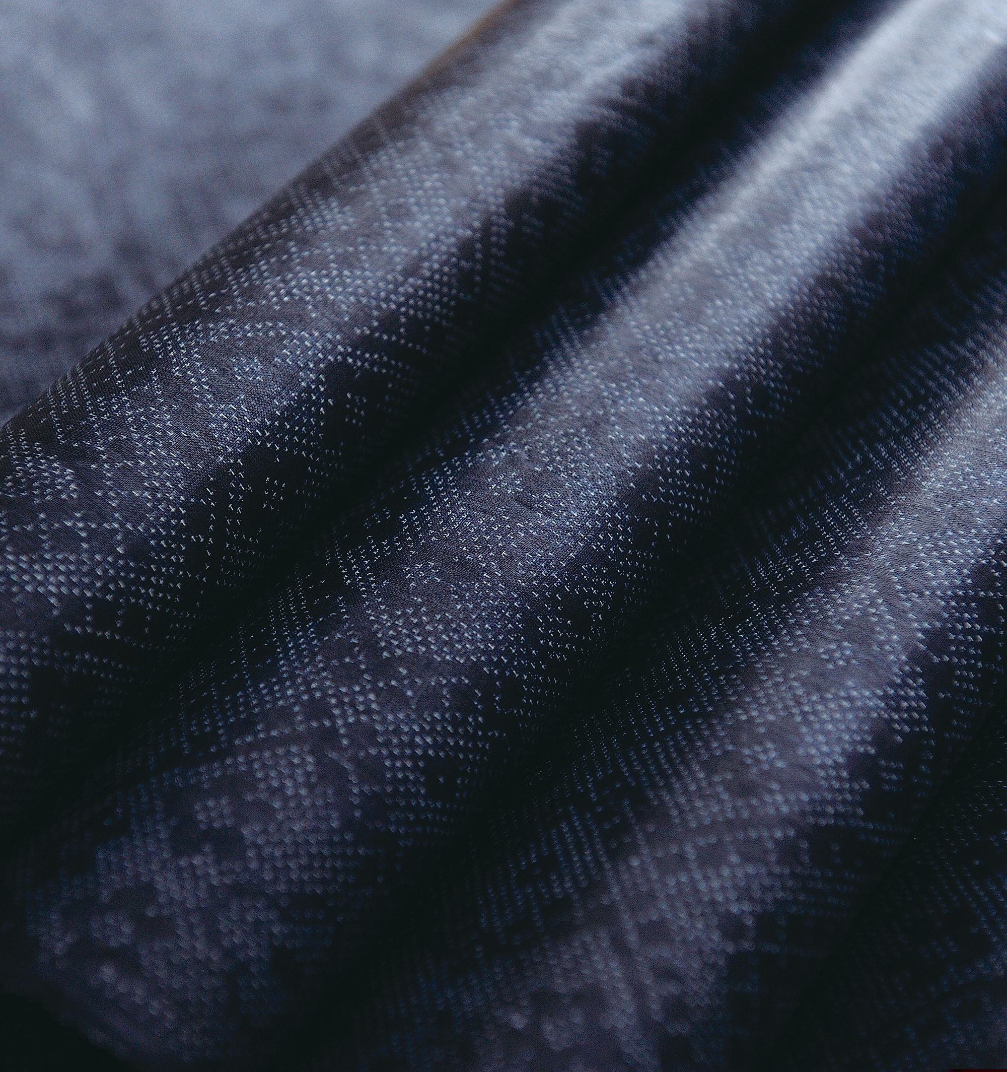 代表的な宮古上布として知られる紺上布。苧麻の糸を藍で染め、白く小さな十字絣で文様が構成される。写真提供：NPO法人織の海道実行委員会
