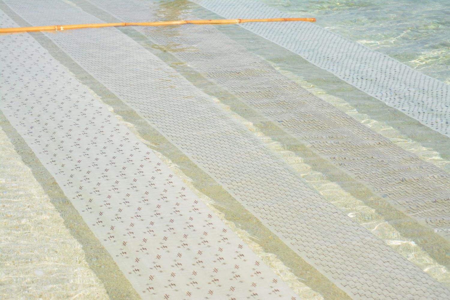 琉球の絣文様がやさしくちりばめられた伝統的な八重山上布の海晒し。写真提供：石垣市織物事業協同組合