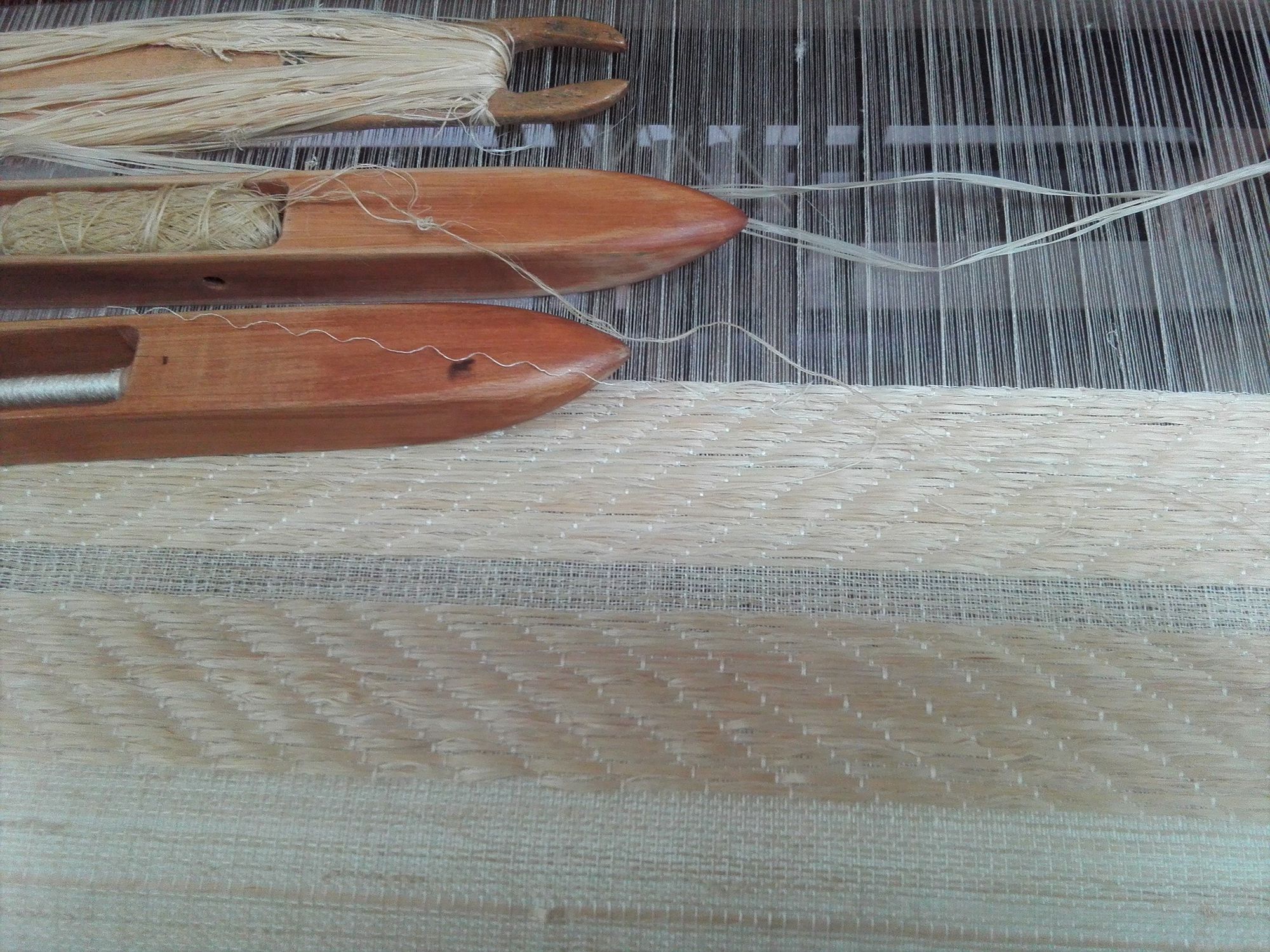 昭和村のからむしの光沢を生かすために、繊維を裂いて糸にせず、繊維のまま織り込んだ。写真提供：紅露工房