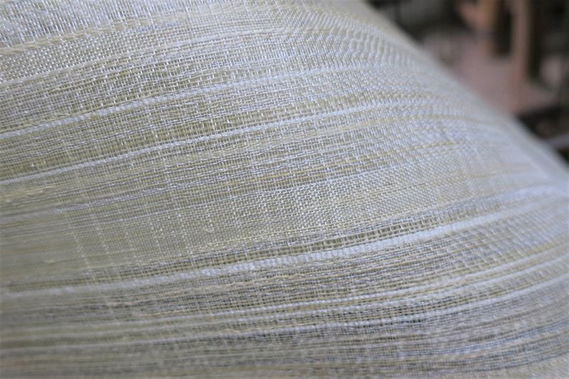 昭和村のからむしを手績みした糸で織り上げた布。真珠のような光沢を放つ糸がこの布の主役だ。Photography by Takayo Moriyama