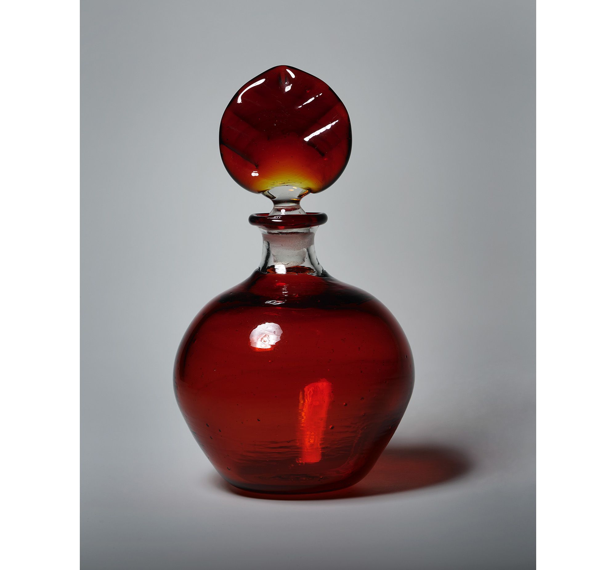 宙吹きガラスならではの自然なゆがみのあるフォルム、艶やかな赤が魅力的な香水瓶。