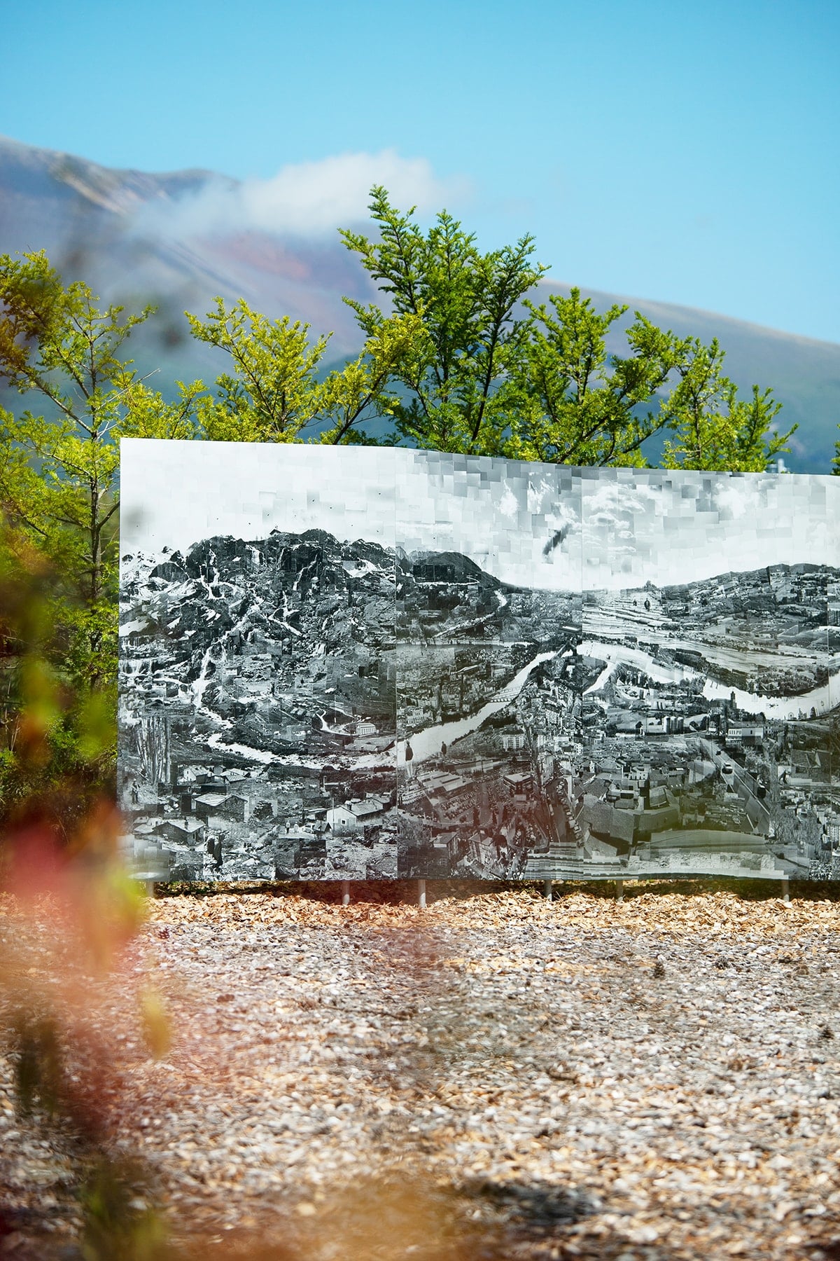 西野壯平創作的拼貼作品《IL PO》。表現了橫穿義大利的波河。