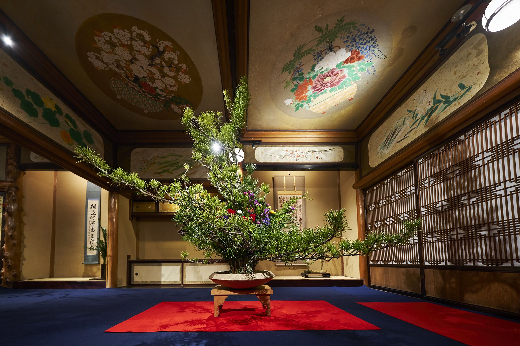 東京都指定有形文化財「百段階段」を舞台に毎週５流派以上の作品を鑑賞できる。