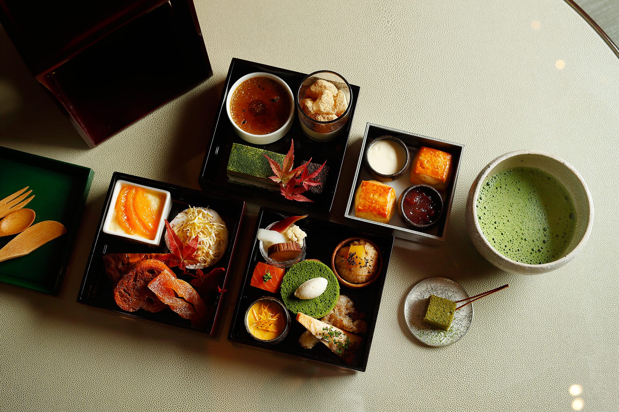 裝在三層便當盒裡的豪華美食，包括了有機茶葉風味濃郁的日本茶甜點和佐茶輕食。