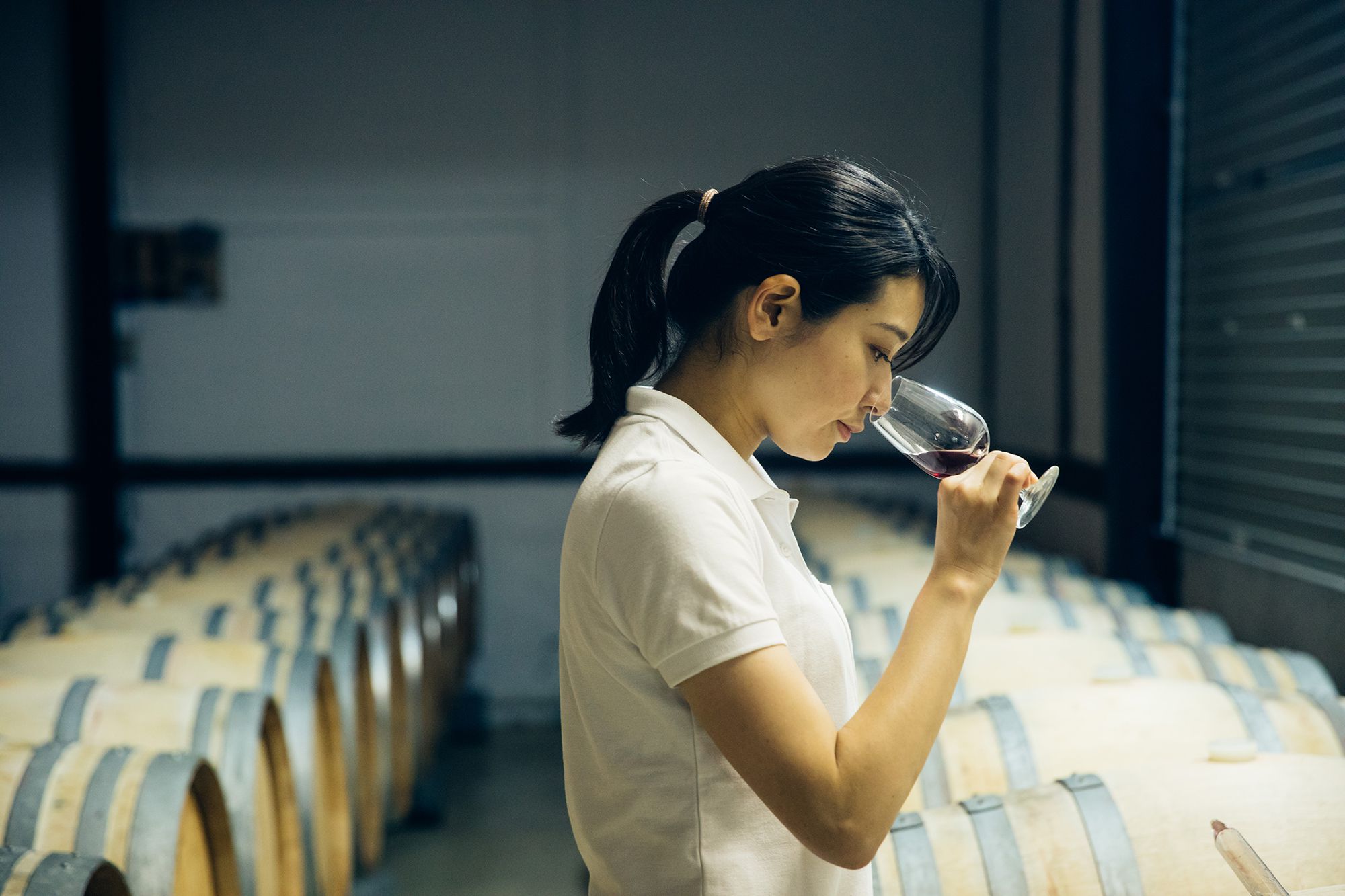 熟成中のワインを定期的にチェックする彩奈。ブドウもワインもつねに観察することが大事と、ボルドー大学の故ドゥニ・デュブルデュー教授から教えられた。