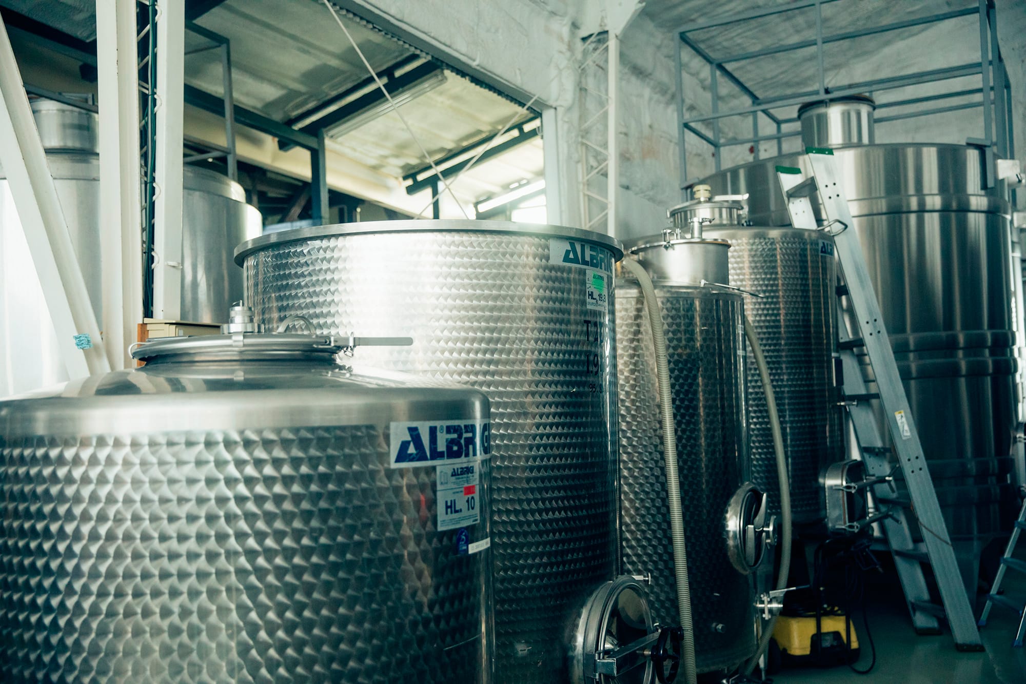 勝沼の醸造施設で使用しているステンレス製の発酵タンク。清潔な環境はピュアな風味のワインを造るうえで欠かせない要素。ボルドーの恩師であるドゥニ・デュブルデュー教授は、甲州の果汁を酸化させないよう厳命したという。
