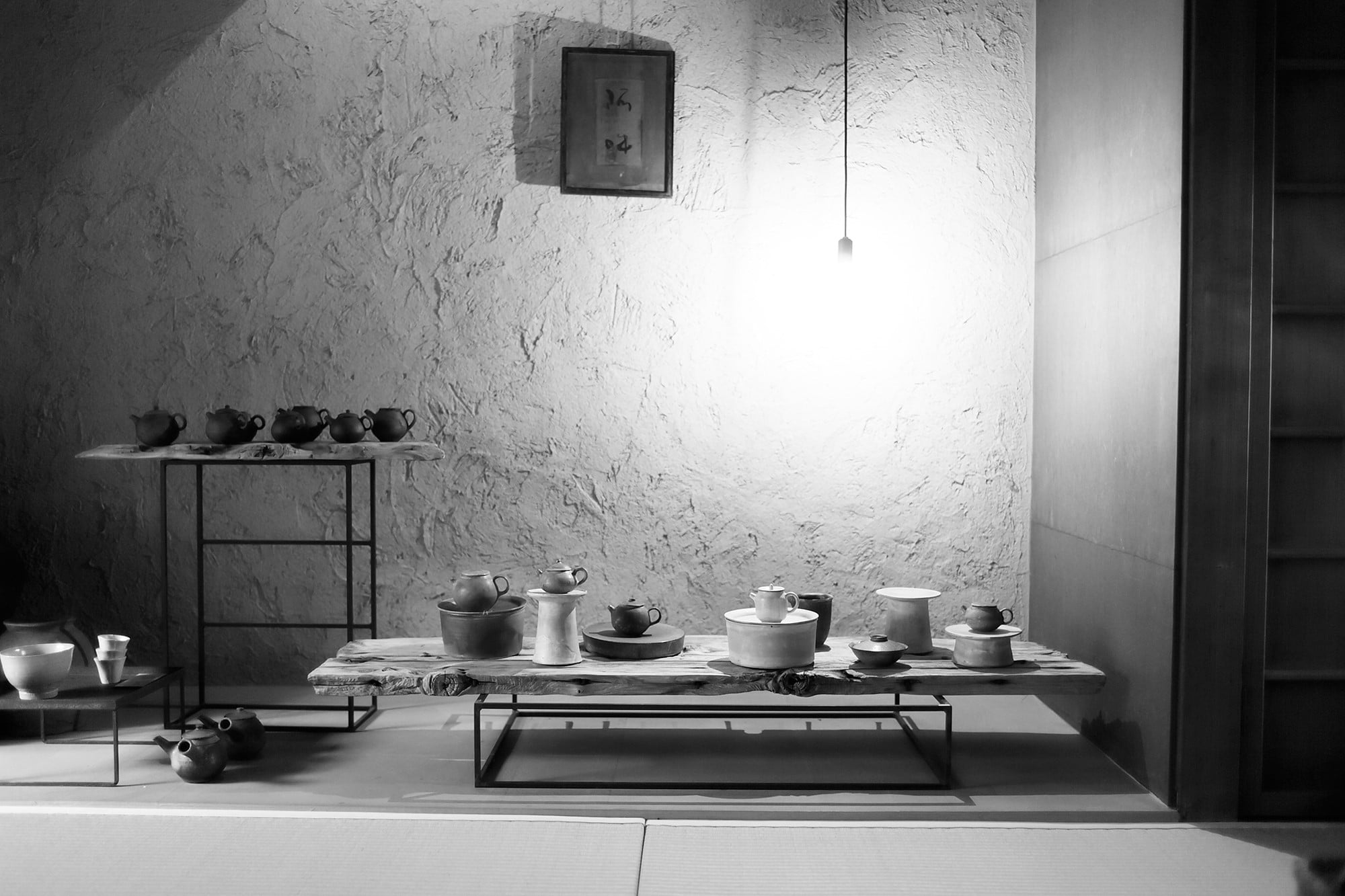 京都小慢１階の茶道具が並ぶ空間。中国茶にまつわる企画展には、作家が特別に作る茶器などここでしか見られないものも多く出展され、評判を呼んでいる。