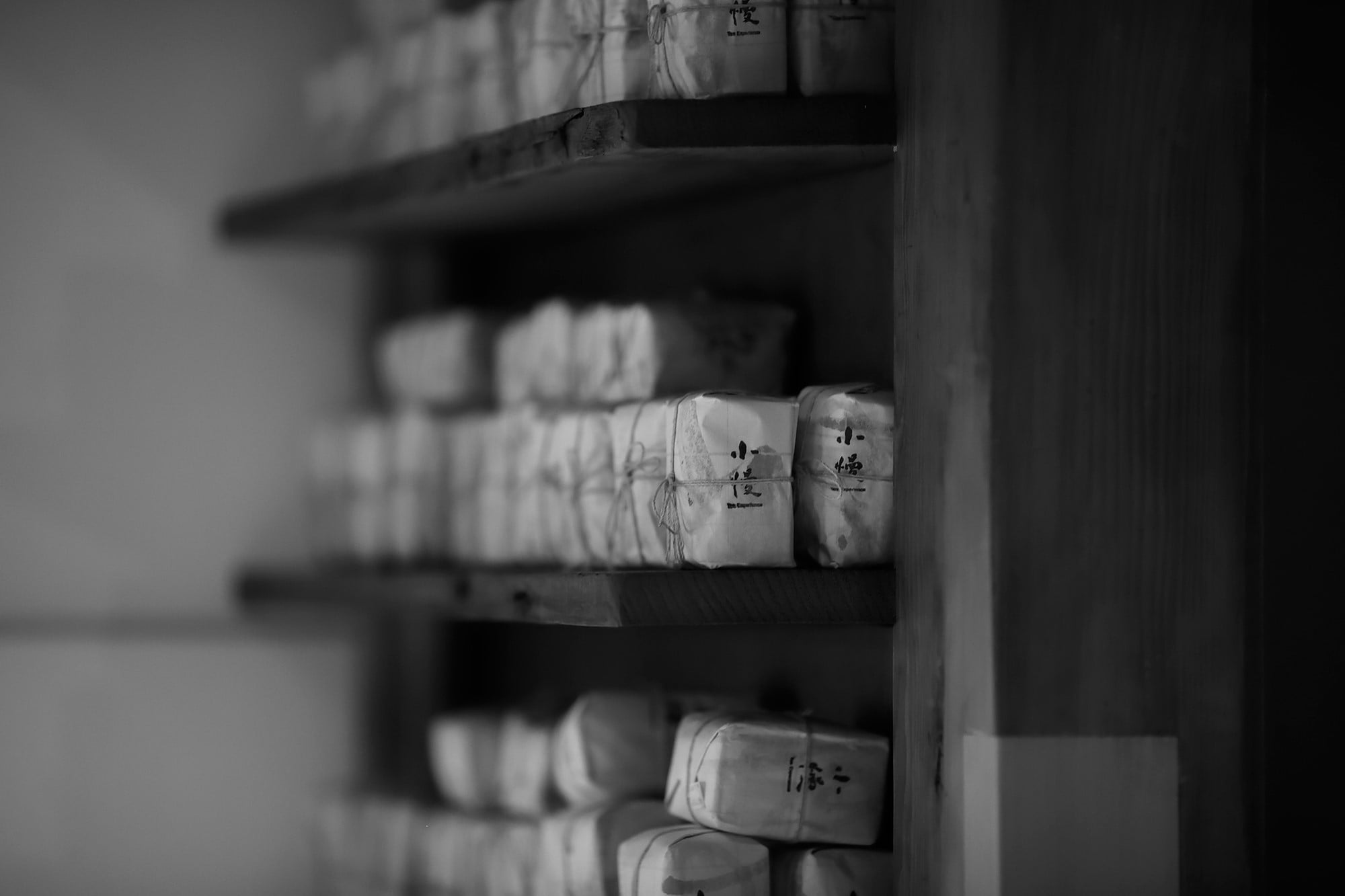 京都小慢１階には台北で購入できるのと同じ茶葉が並ぶ。「日本では自然栽培の野放茶に興味を持つ人が多いですね」。