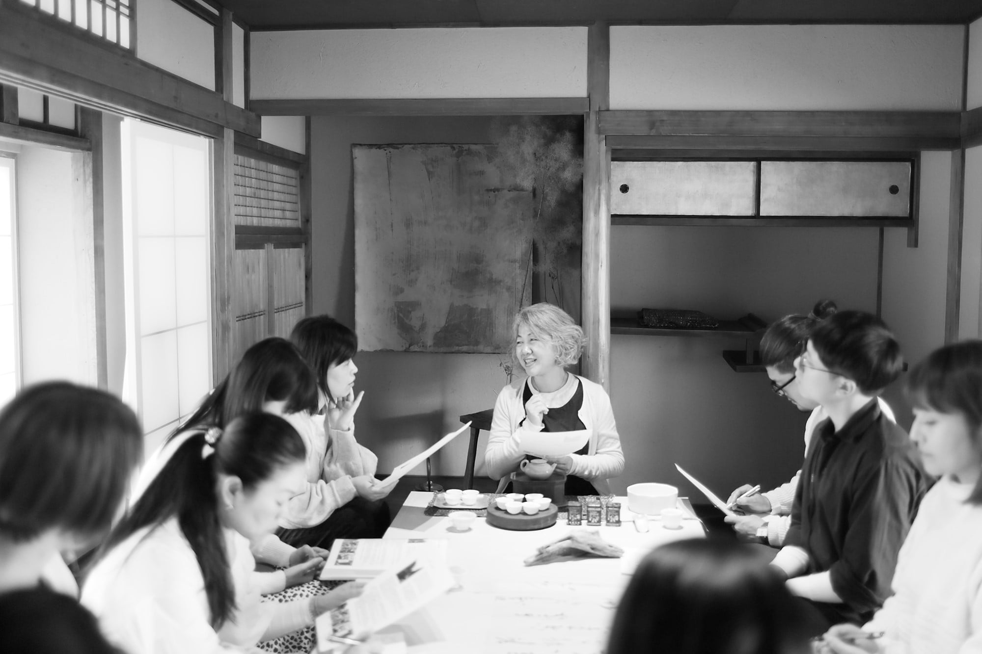 京都小慢で開催されているお茶の教室の様子。小曼の話を聞きたいと遠方から通ってくる人もいる。