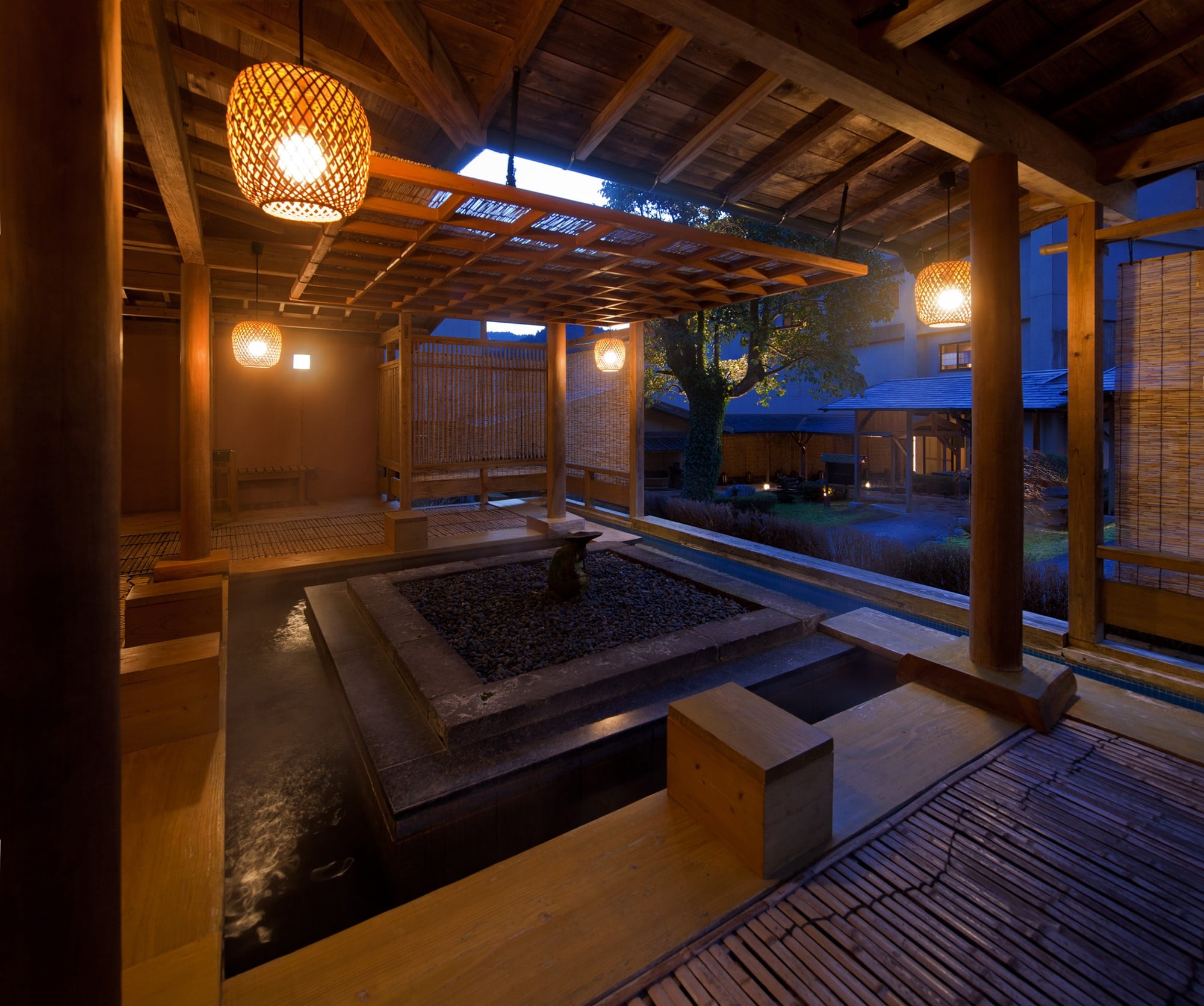 湯処「SHIORI／しおり」は、寝湯や箱蒸し風呂、檜風呂など男女合わせて15種類が楽しめる