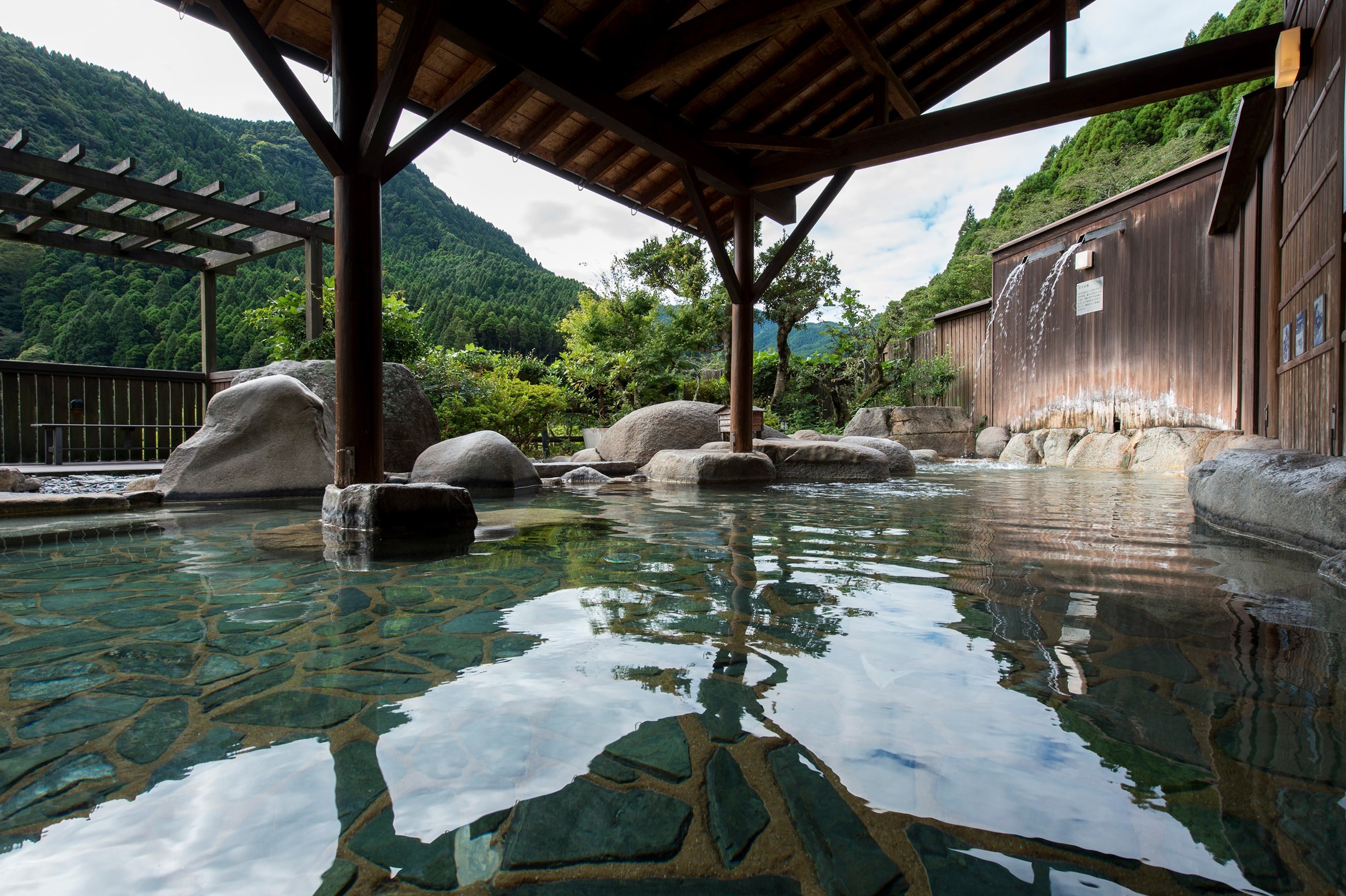 泉温38℃のぬる湯で知られる古湯温泉。自然の中でゆったりとつかる湯処「SHIORI／しおり」