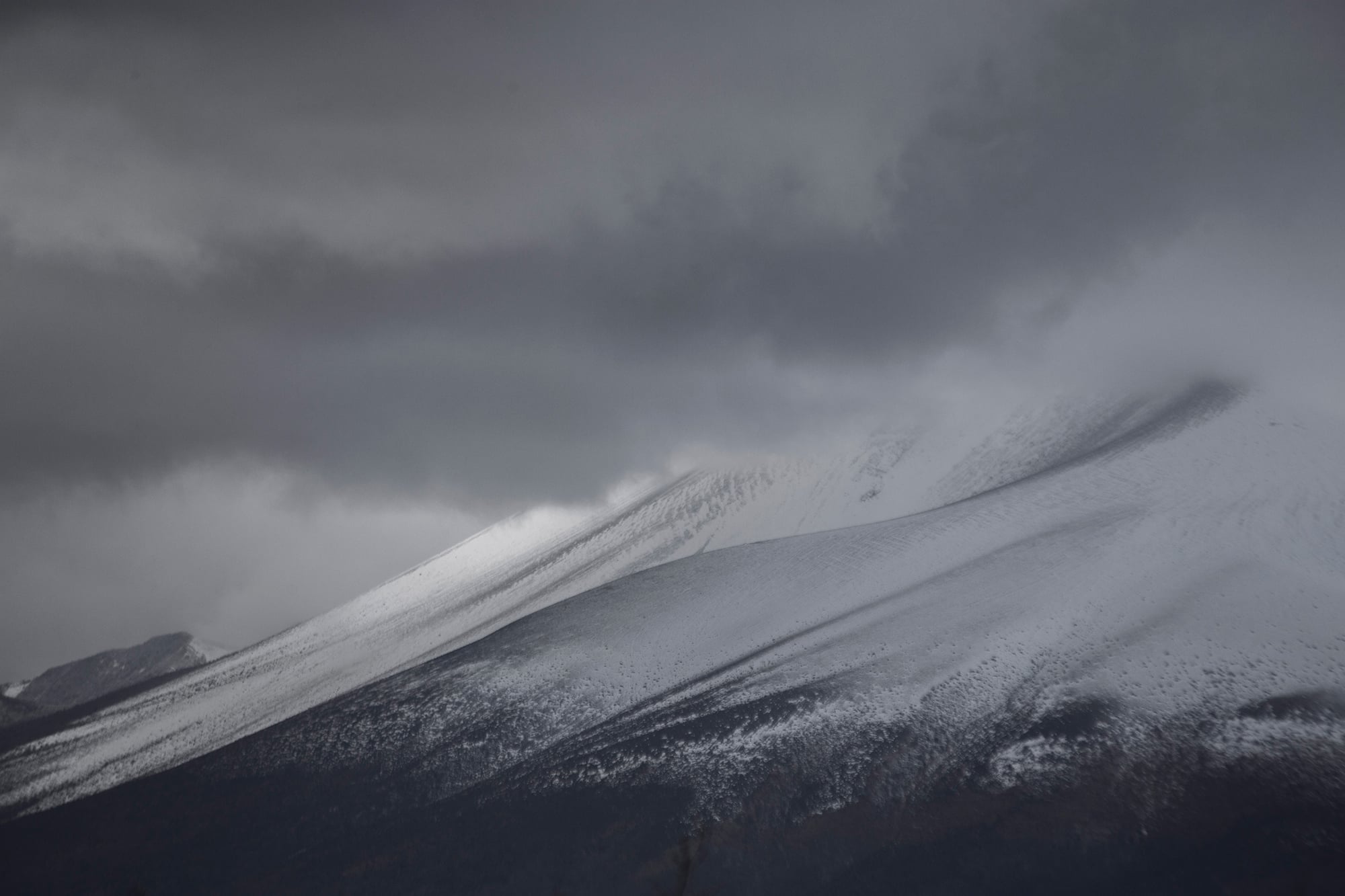 浅間山山頂に雪が積もるころ、軽井沢にも厳しい冬が訪れる。