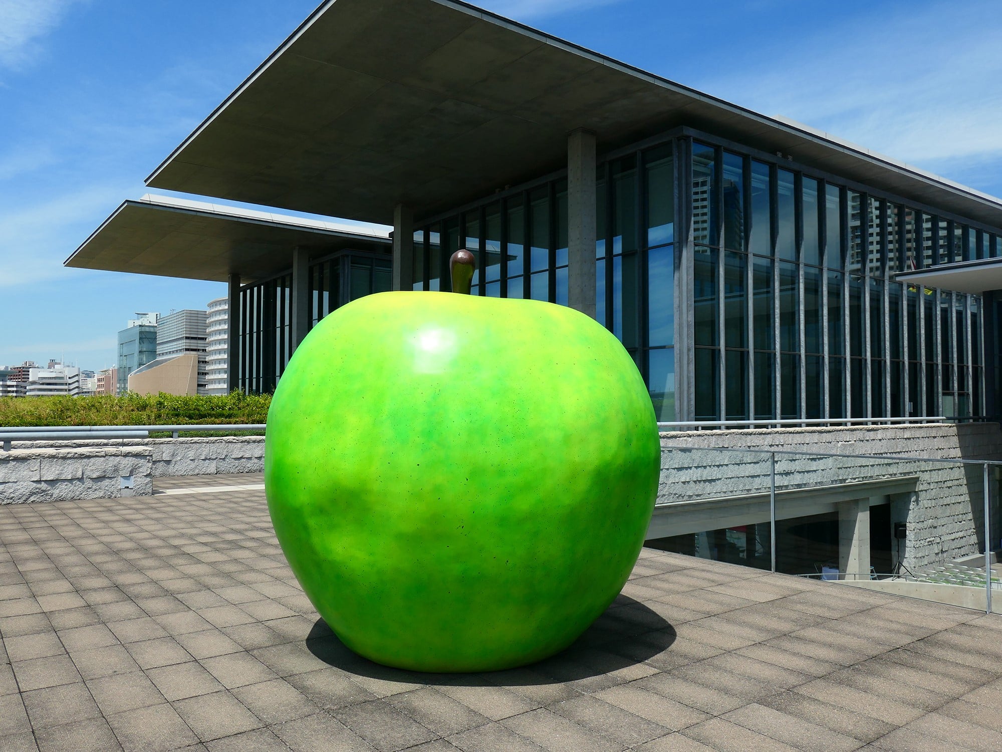 安藤が大切にする、サミュエル・ウルマンによる「青春の詩」にインスパイアされた青いリンゴは、兵庫県立美術館にも置かれている。
