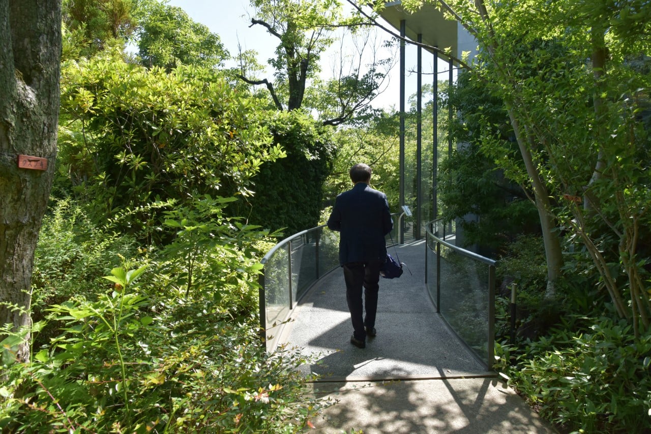 司馬遼太郎記念館の庭を歩く安藤。緑豊かなランドスケープが特徴だ。