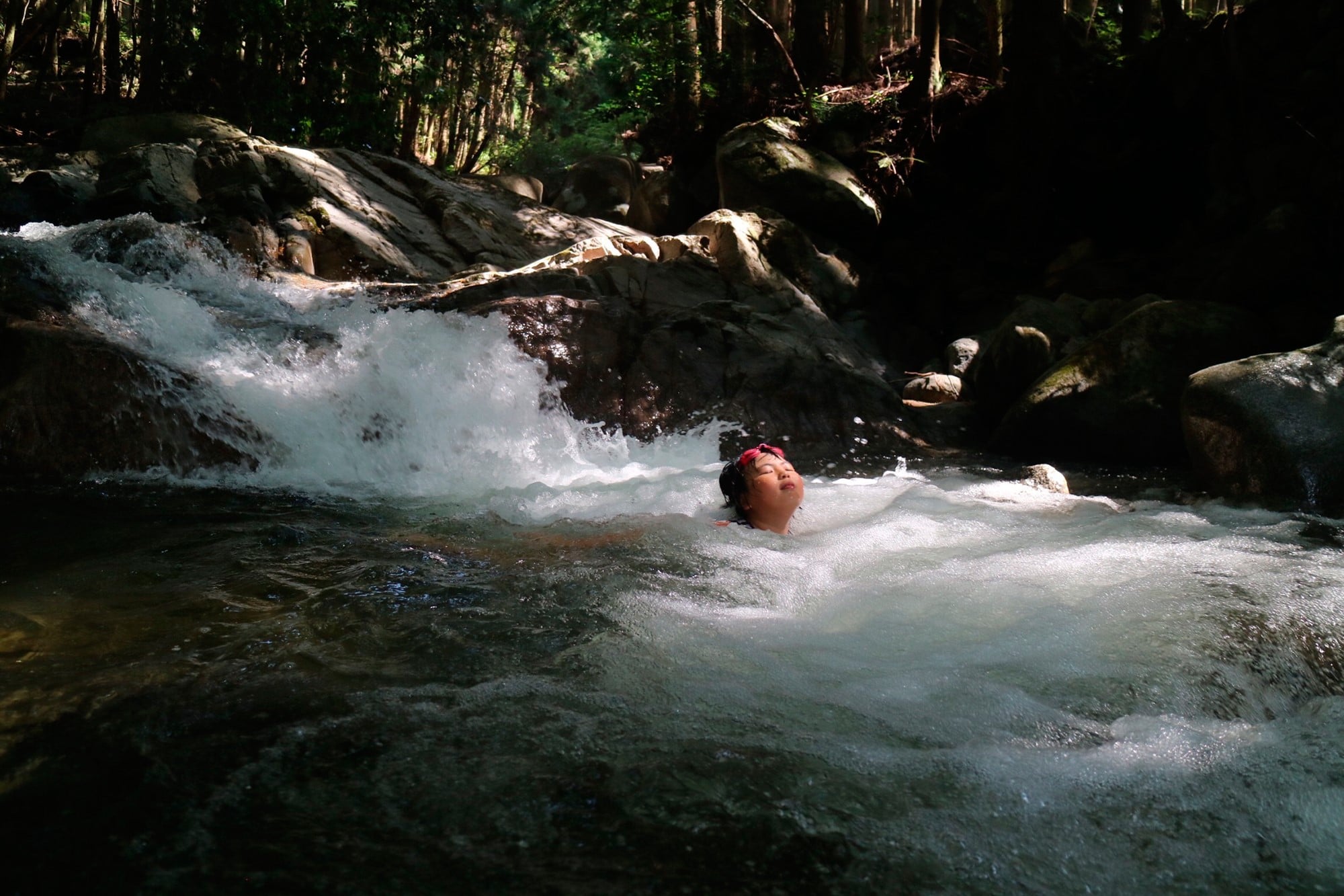 敷地横にある谷川、トリガウエガワで泳ぐことは家族の夏の楽しみ。