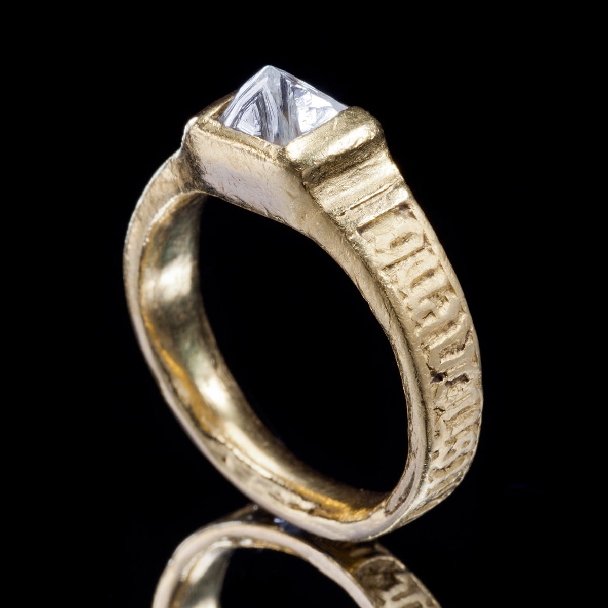 15世紀のデザインを再現した「アンカット・ダイヤモンド」リング。フープには『一緒にいない時は私のことを想ってください』とノルマンフランス語で彫ってある。「ルネッサンス」リング。K22ゴールド・ダイヤモンド。550,000円 税込