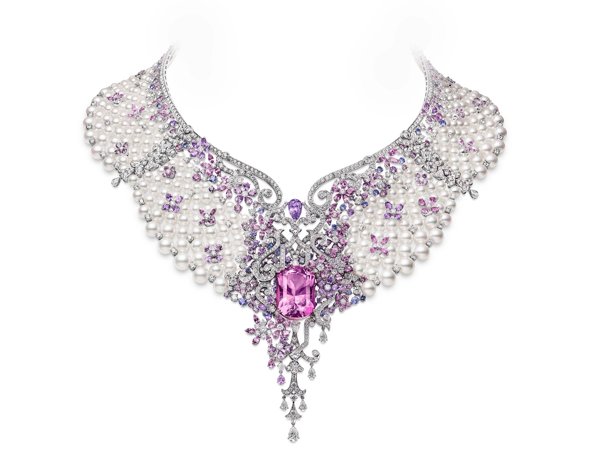 珍珠项链如精心编织的蕾丝般温柔覆盖胸颈部，中间镶嵌着大颗摩根石。