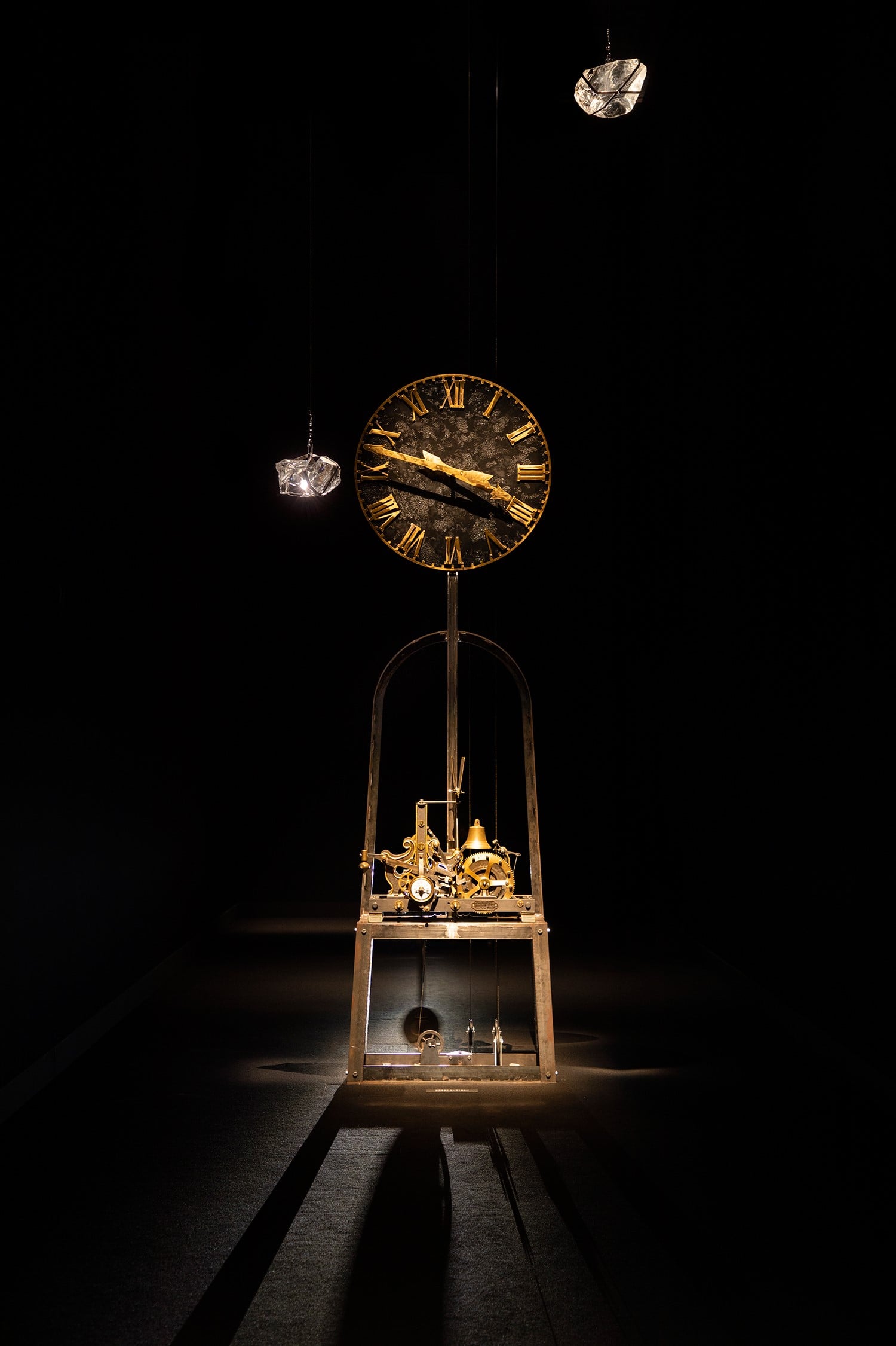 会場は入ると目の前に現れるのは、杉本博司の「逆行時計」（2018年）。 Backward Clock, Hiroshi Sugimoto, 2018 [Made in Milan] © Hiroshi Sugimoto/Courtesy of N.M.R.L.