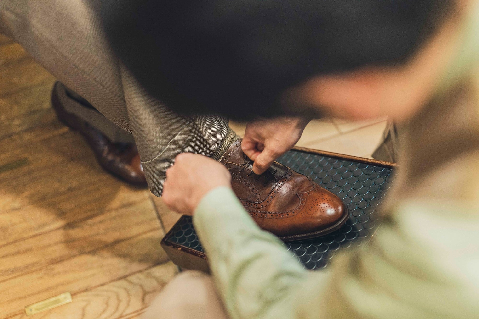 青柳先生腳上穿的是高級系列Master Lloyd的“MALVERN”，是1980年代Master Lloyd開始客製化服務的時候訂做的。浦上先生在檢查鞋子狀態時，隨口問道：「青柳先生腳的中指是不是比較長啊？」事實上正如他所言。浦上先生透過鞋子就準確地判斷出了腳的特徵。