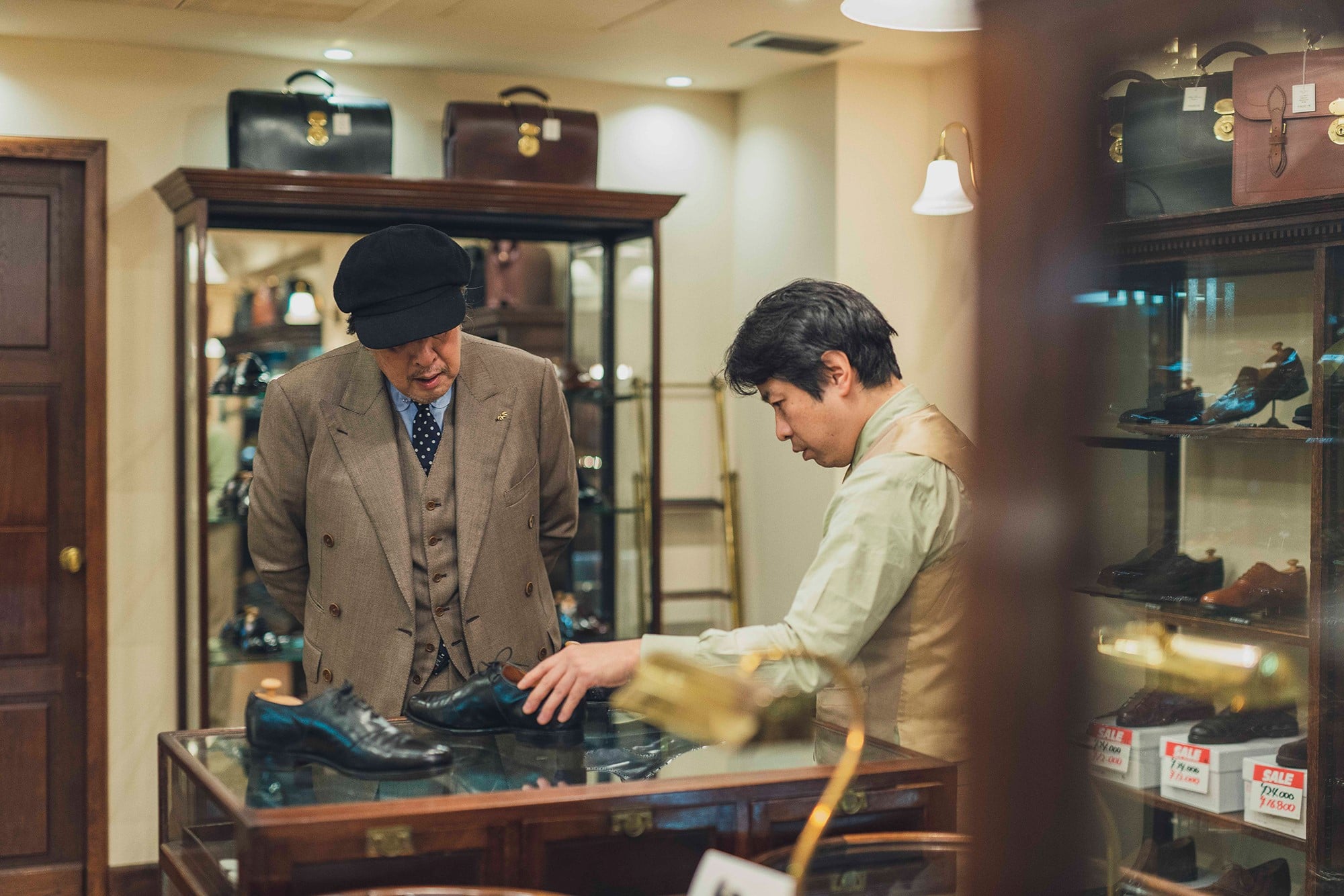  This day, Aoyagi brought with him another shoe model called the “Kingston”. The conversation of the 30 years of manager and customer relationship is about their good old days related to leather shoes.