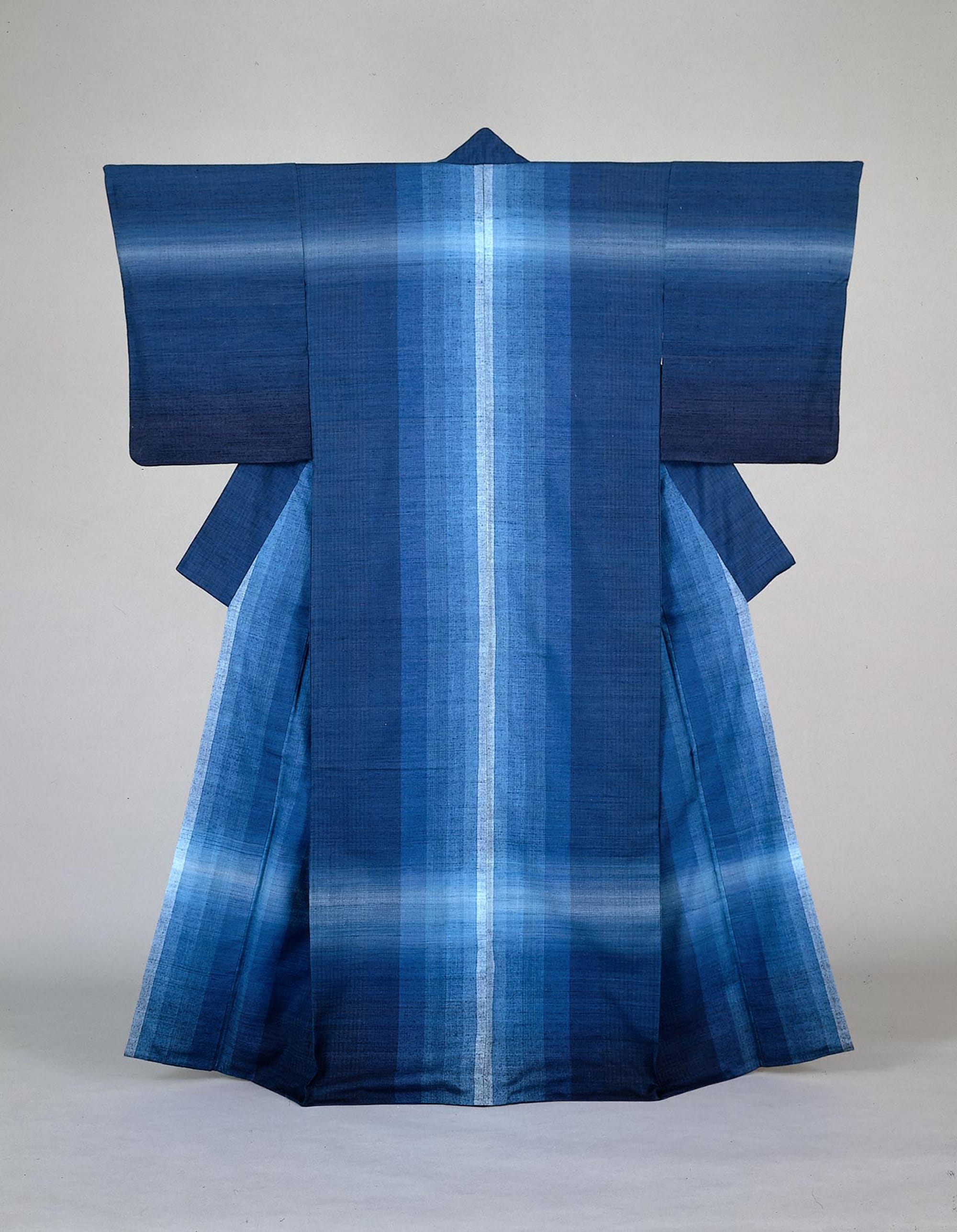 志村ふくみ《紬織着物 水瑠璃》1976年 自然が織りなす藍の青の深さと広がりにはどこか懐かしさを覚える。
