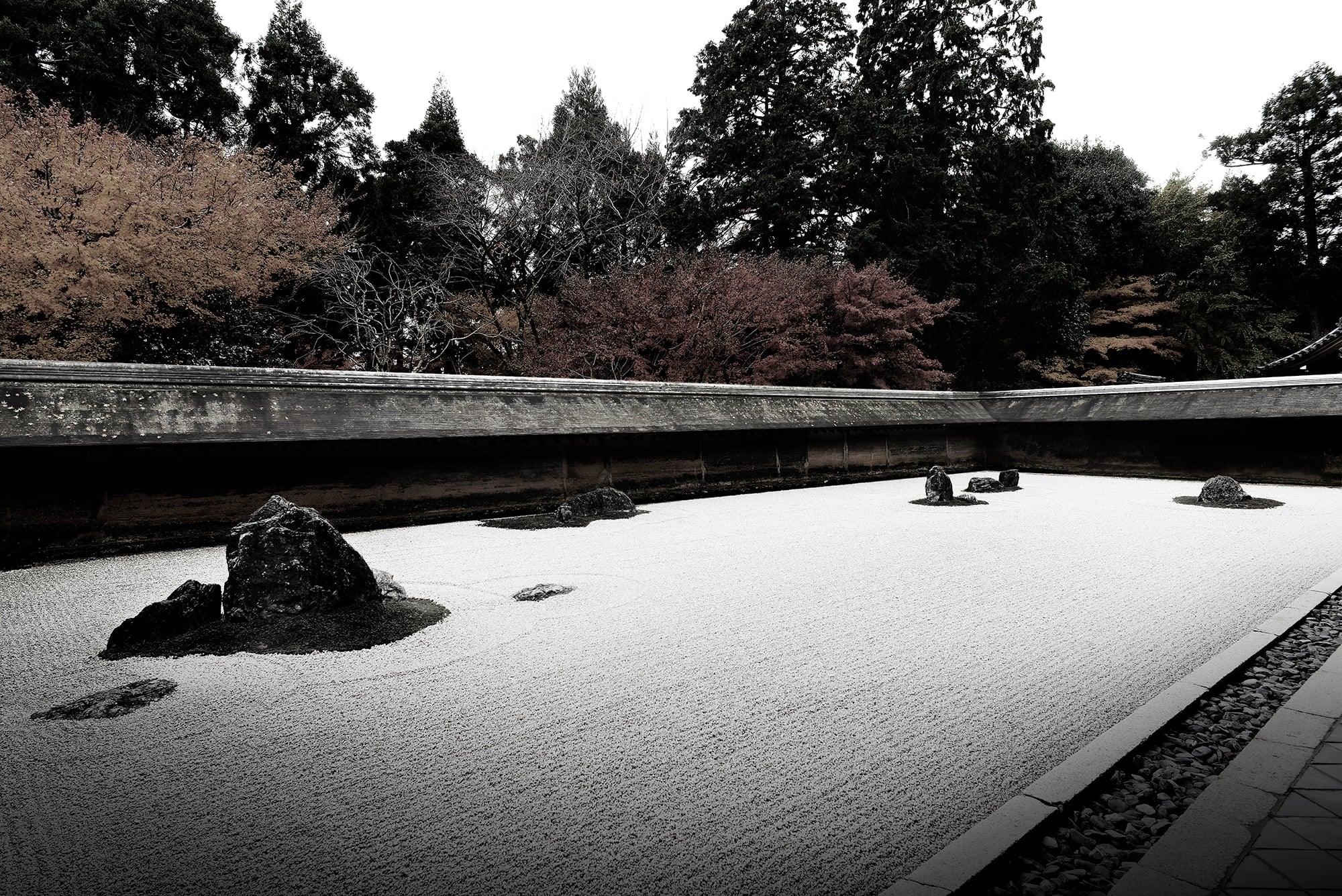 前田所探索的，是日本人審美觀的本質。最終，他在龍安寺鋪滿石子的庭院裡發現了「留白」之美。枯山水將「多餘之物」隱去，反倒使得生出的留白中蘊涵了無限延伸的自然，這種美看不見，卻能「用心感受到」。出自日經設計／廣川淳哉著《MAZDA DESIGN 　DESIGN BRANDING BUSINESS》日經BP社刊。