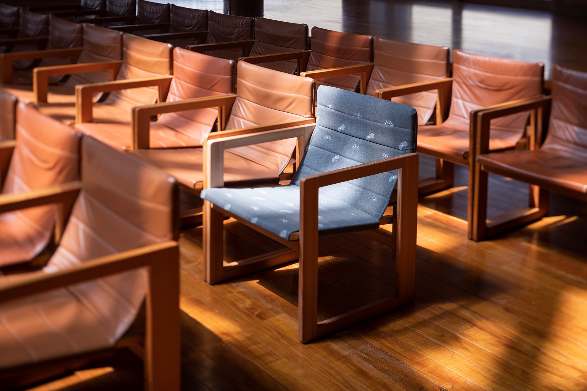 1988年に完成した八ヶ岳高原音楽堂（長野県）の客席椅子として製作された「たためる椅子」。吉村順三、中村好文、丸谷芳正によるデザインのイスにミナ ペルホネンの生地が寄り添って、名作の椅子に新たな魅力が加わった。八ヶ岳高原ロッジでの販売は2019年12月31日に終了。 八ヶ岳高原ロッジ・八ヶ岳高原音楽堂 https://www.yatsugatake.co.jp/ Photography by ooki jingu