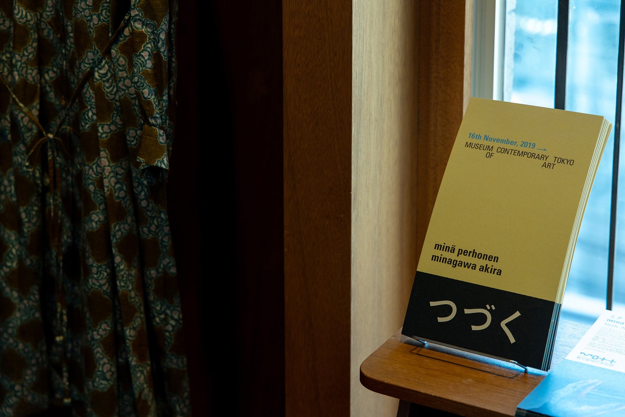 11月16日から東京都現代美術館で開催される「つづく」展のチラシは、葛西薫がデザイン。葛西のアイデアで、タイトル部分が栞になるというユニークなものとなった。細部に至るまで、遊び心を加味している。