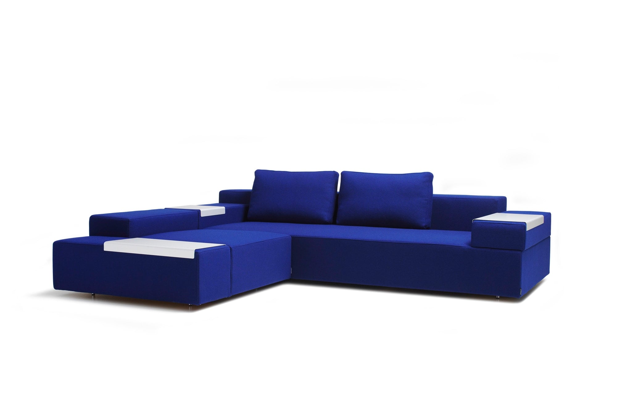 スウェーデンの家具メーカーOFFECCT（オフェクト）で柳原がデザインしたソファ。