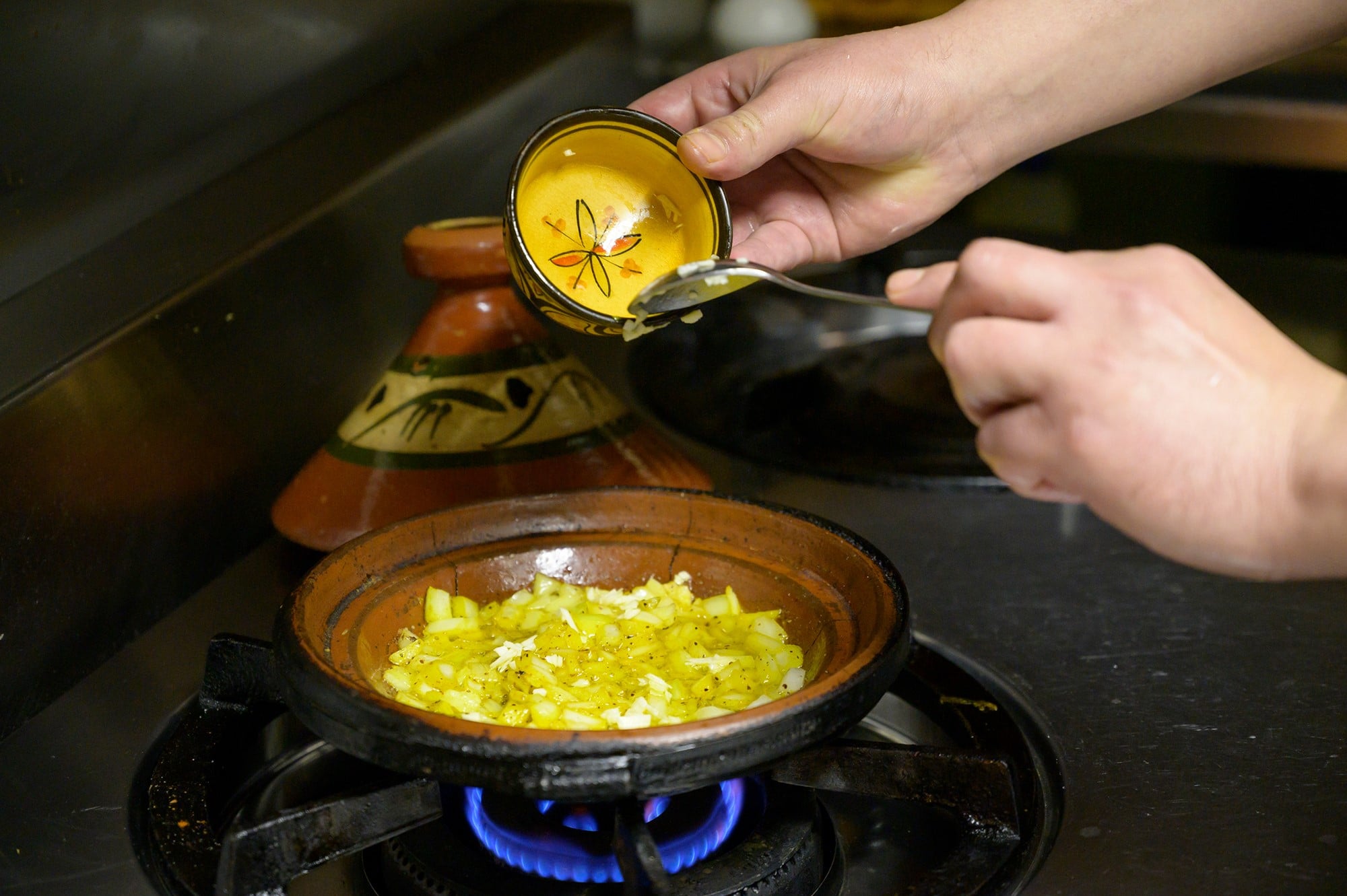 鍋で素材を炒めて、そのまま蓋をするので、栄養素も風味も逃がさないのがタジン鍋の特徴。