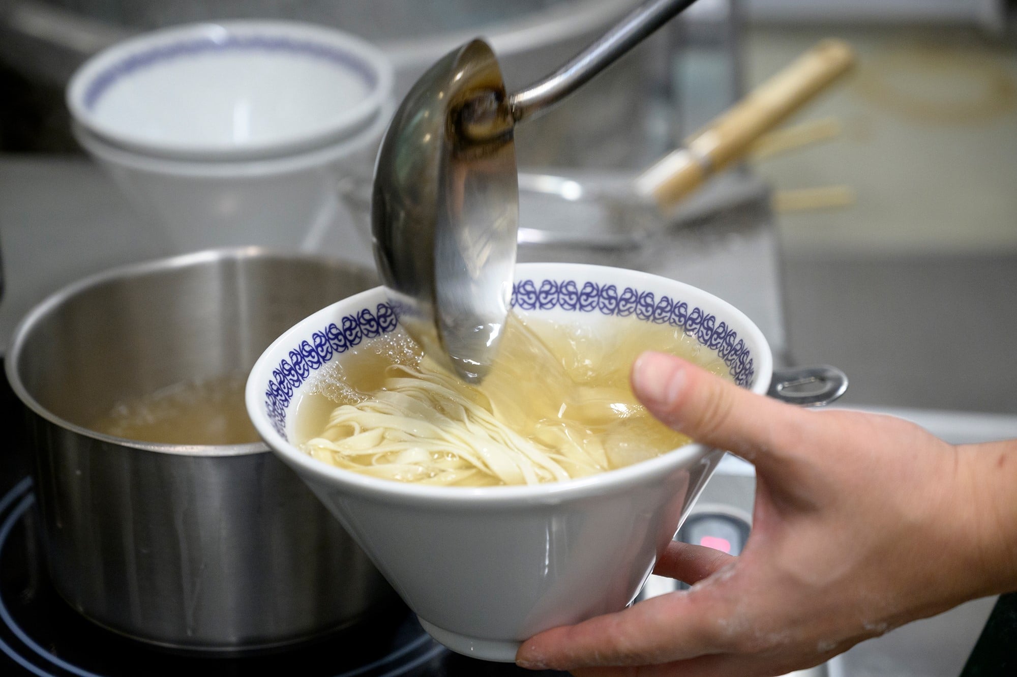牛骨と肉を煮込んで作るスープは想像以上に澄んでいて濁りがない。
