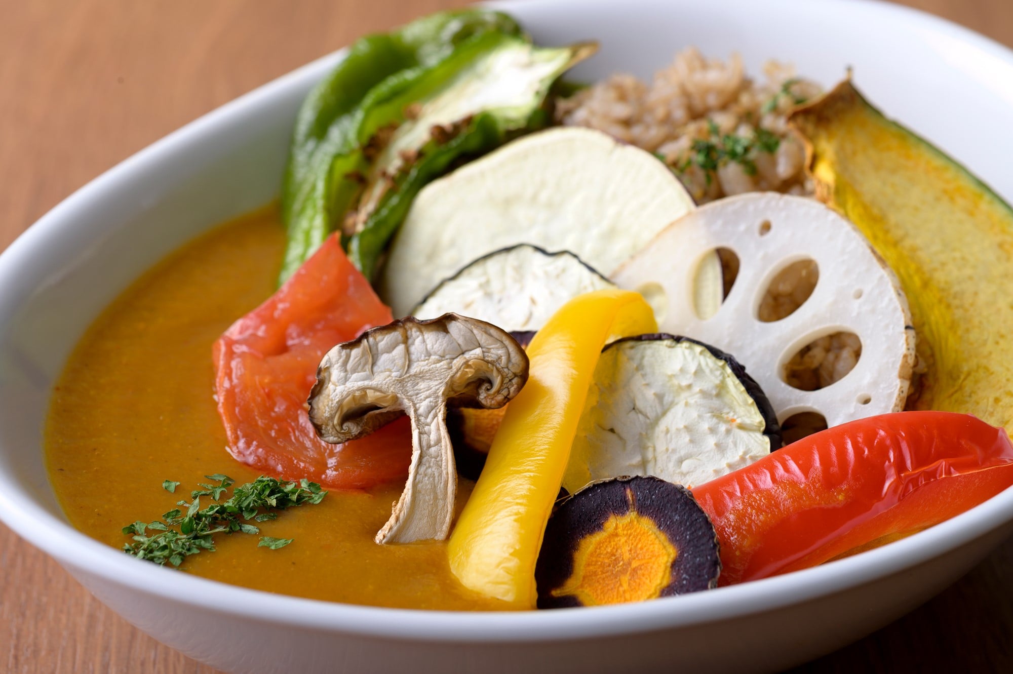 18种的蔬菜融入咖哩酱中，再加上约10种的烤蔬菜。 