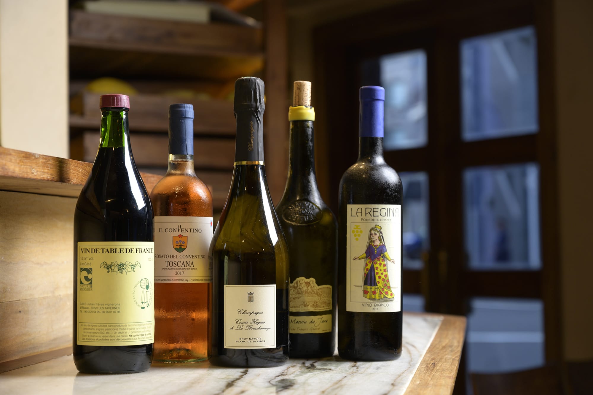 ソムリエでもある夫人の村上みひろのセレクションは、トスカーナやシャンパーニュなど、多彩な産地のビオワイン。