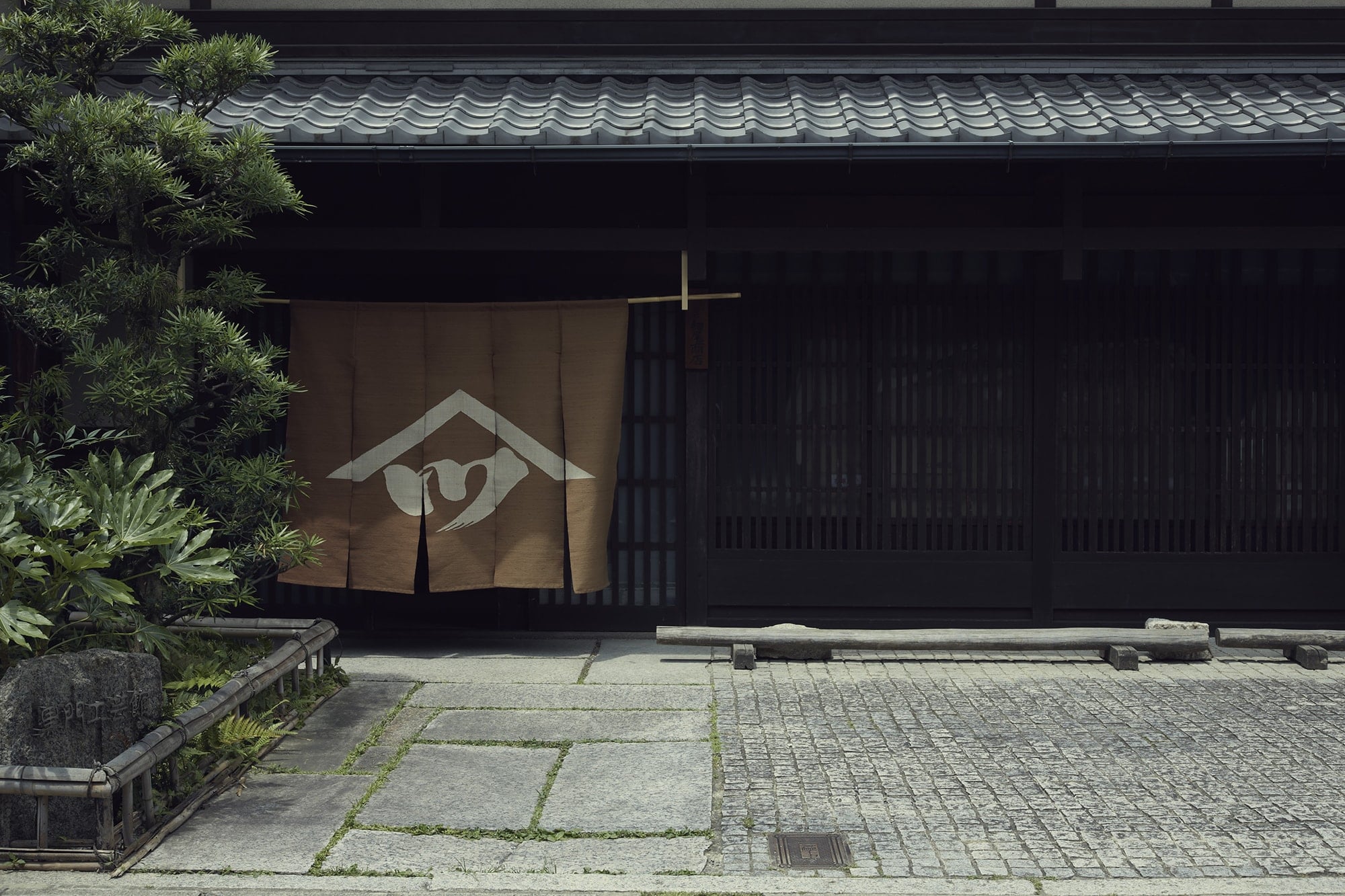 京都府上京区の西陣と呼ばれるエリアにあるショールーム「House of Hosoo」。