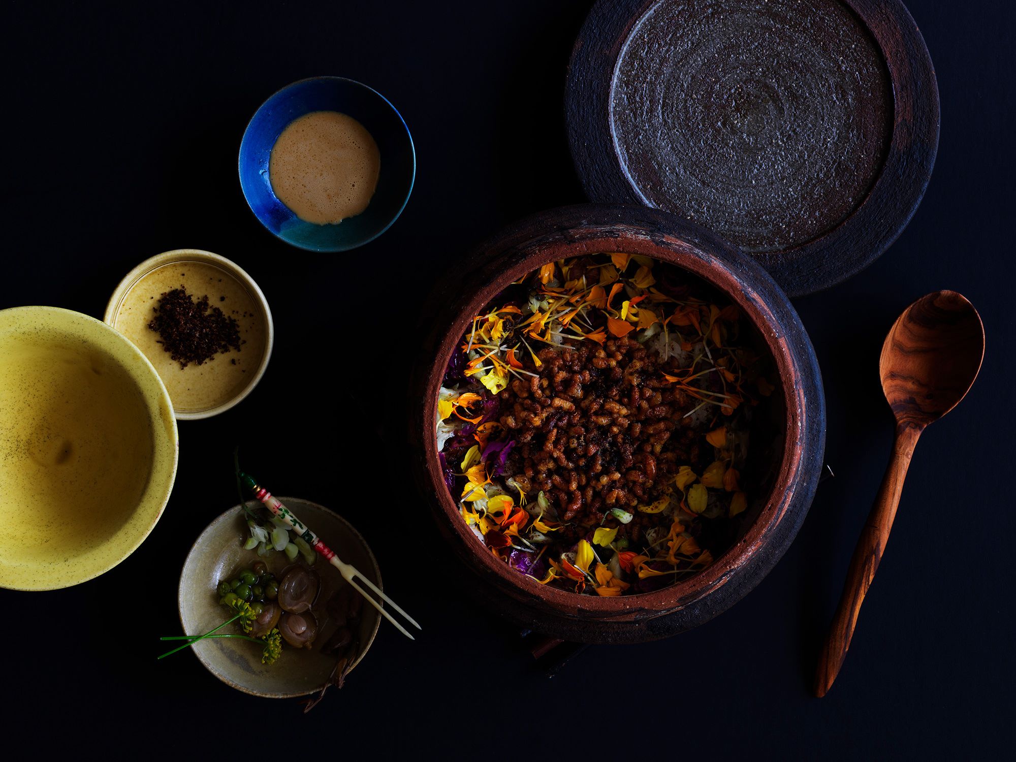 许多人说这是INUA最令人印象深刻的菜肴，蜜蜂幼虫的米饭。 Photography Jason Loucas