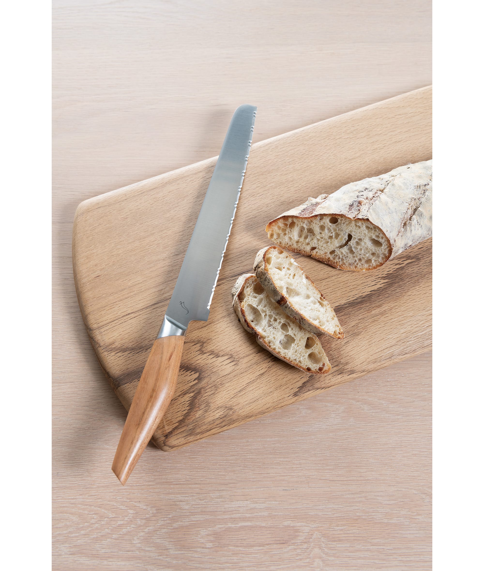 パン切り包丁は独自の大小のギザ刃を交互に組み合わせることで、どのようなパンでも簡単に美しく切ることができる。