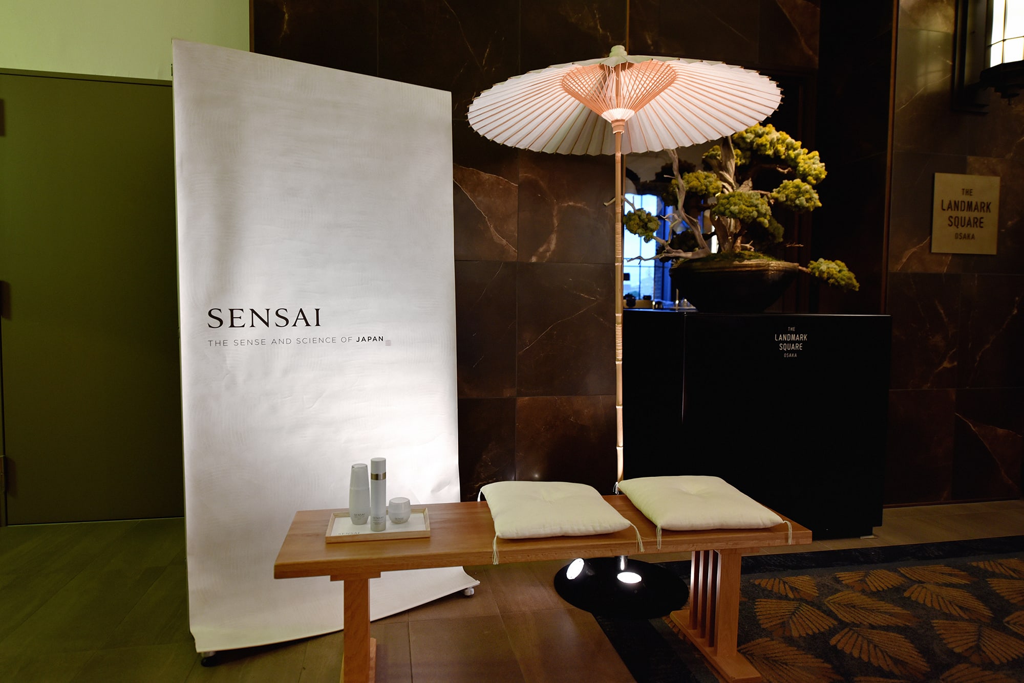 會場內還有「SENSAI」的特別展示區，模擬茶道戶外品茶的座位。