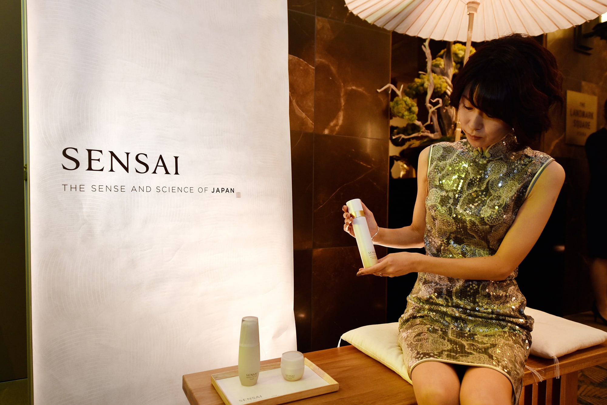 來自海外的賓客也來到「SENSAI」的特別展示區觀看商品。