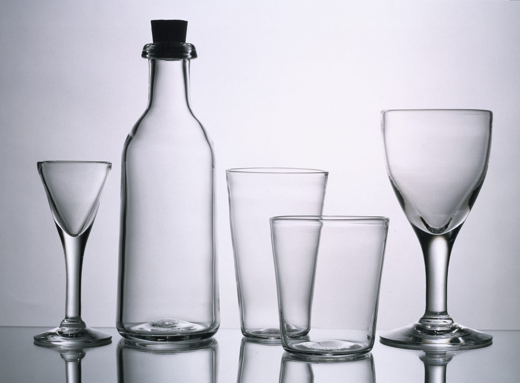 スウェーデンのスクルーフ社のためにデザインしたグラスとワインボトル。